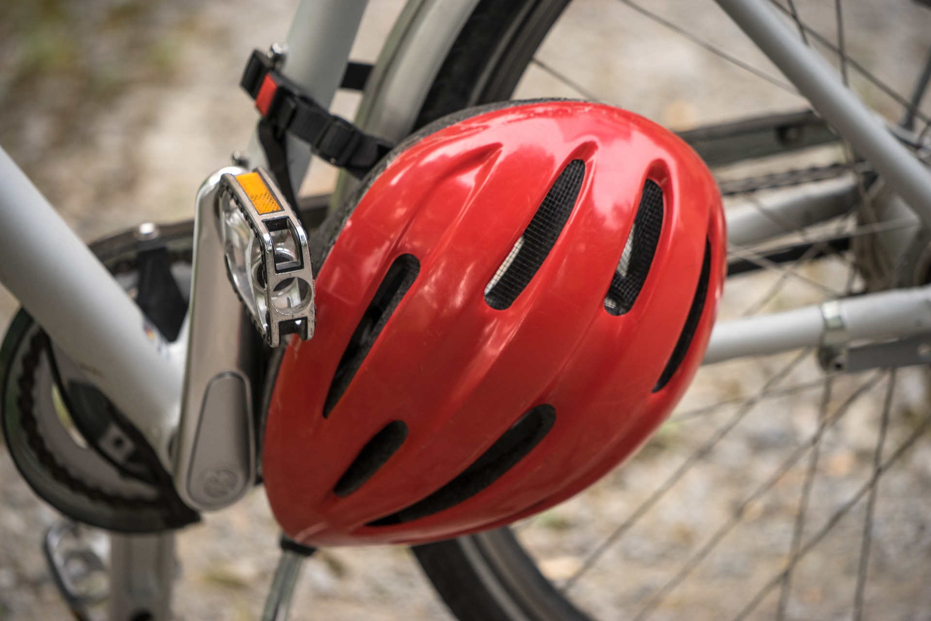 Rechte der Fahrradfahrer – Radwegeschild und Einbahnstraße