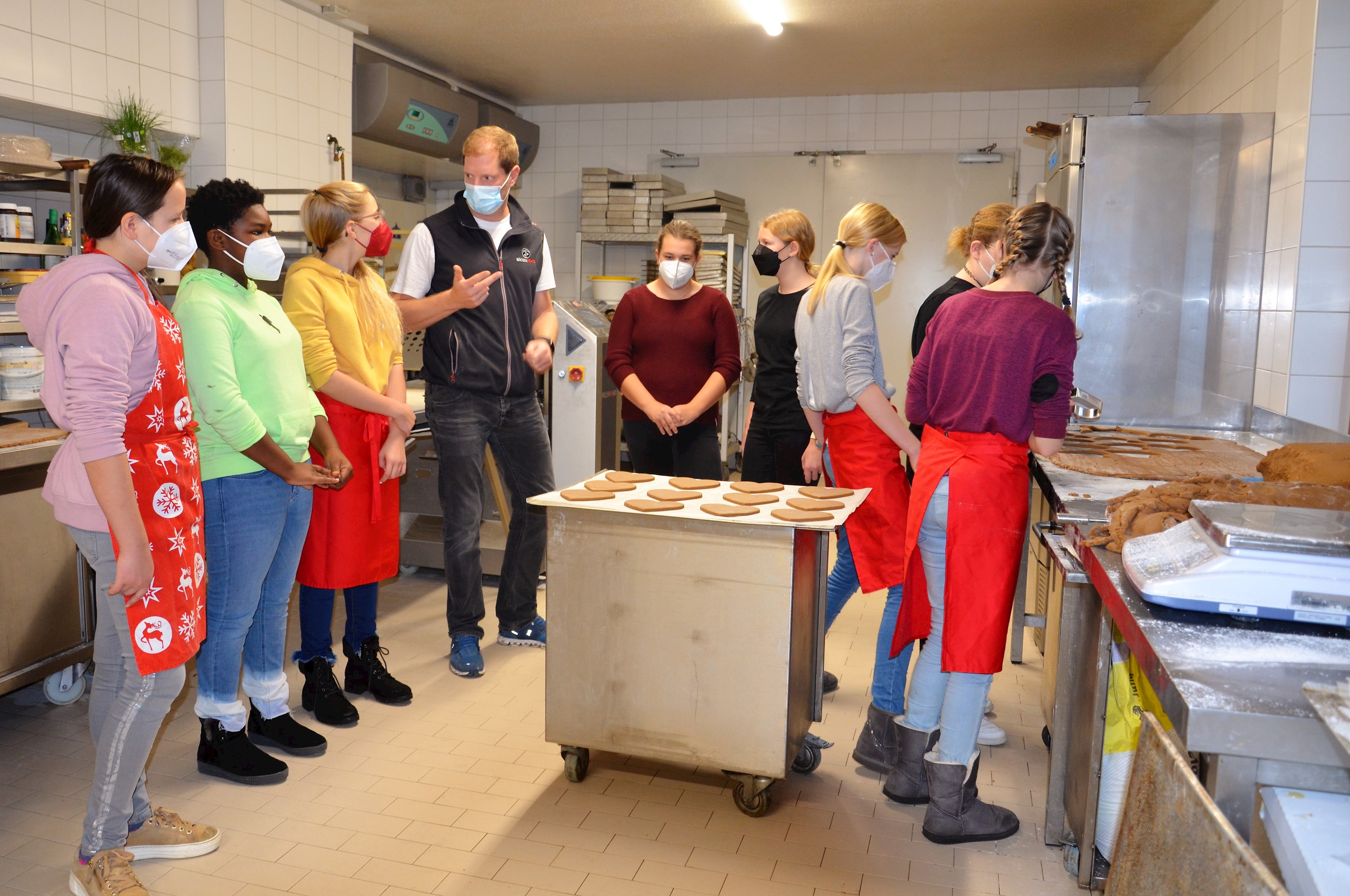 Viel mehr als nur früh aufstehen zu müssen: 16 Schülerinnen lernen Bäckerhandwerk kennen