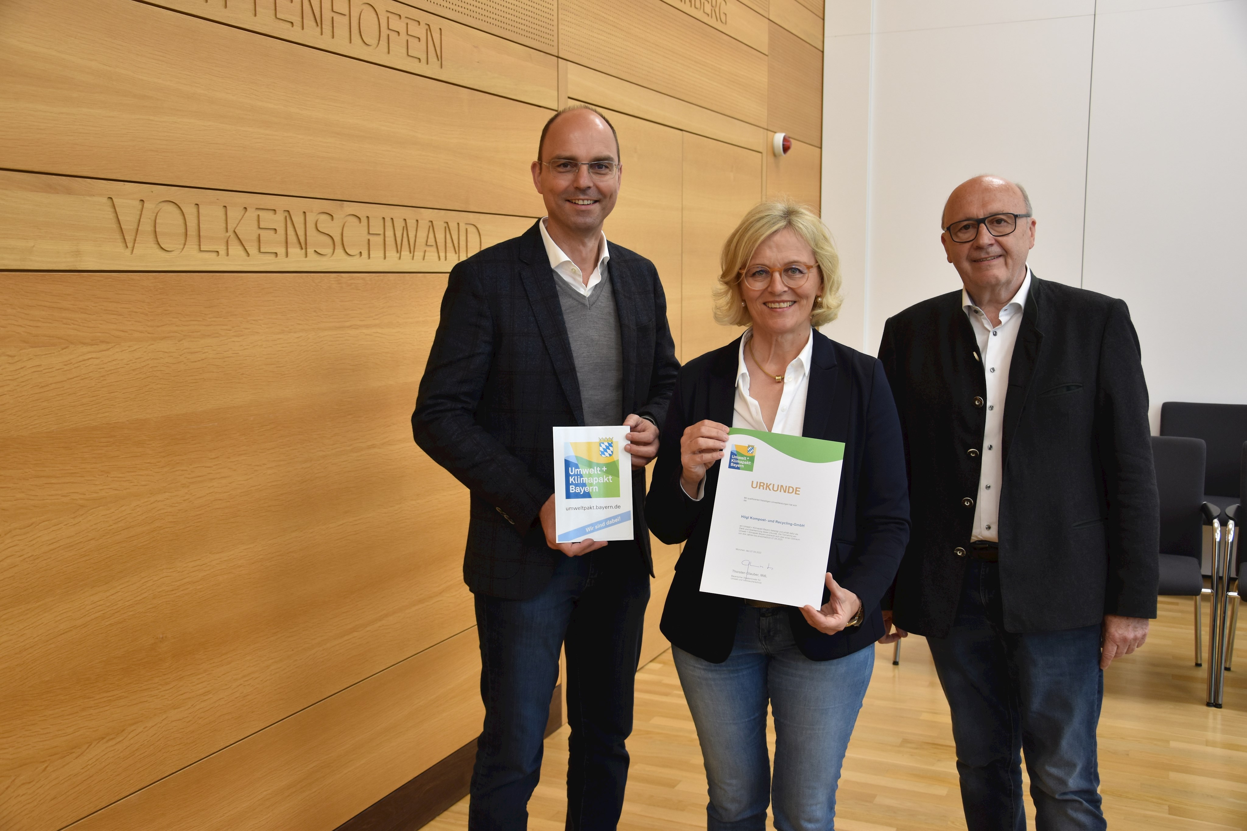 Aushändigung der Urkunde für die erfolgreiche Teilnahme am Umwelt und Klimapakt Bayern an die Fa. Högl, Dietrichsdorf