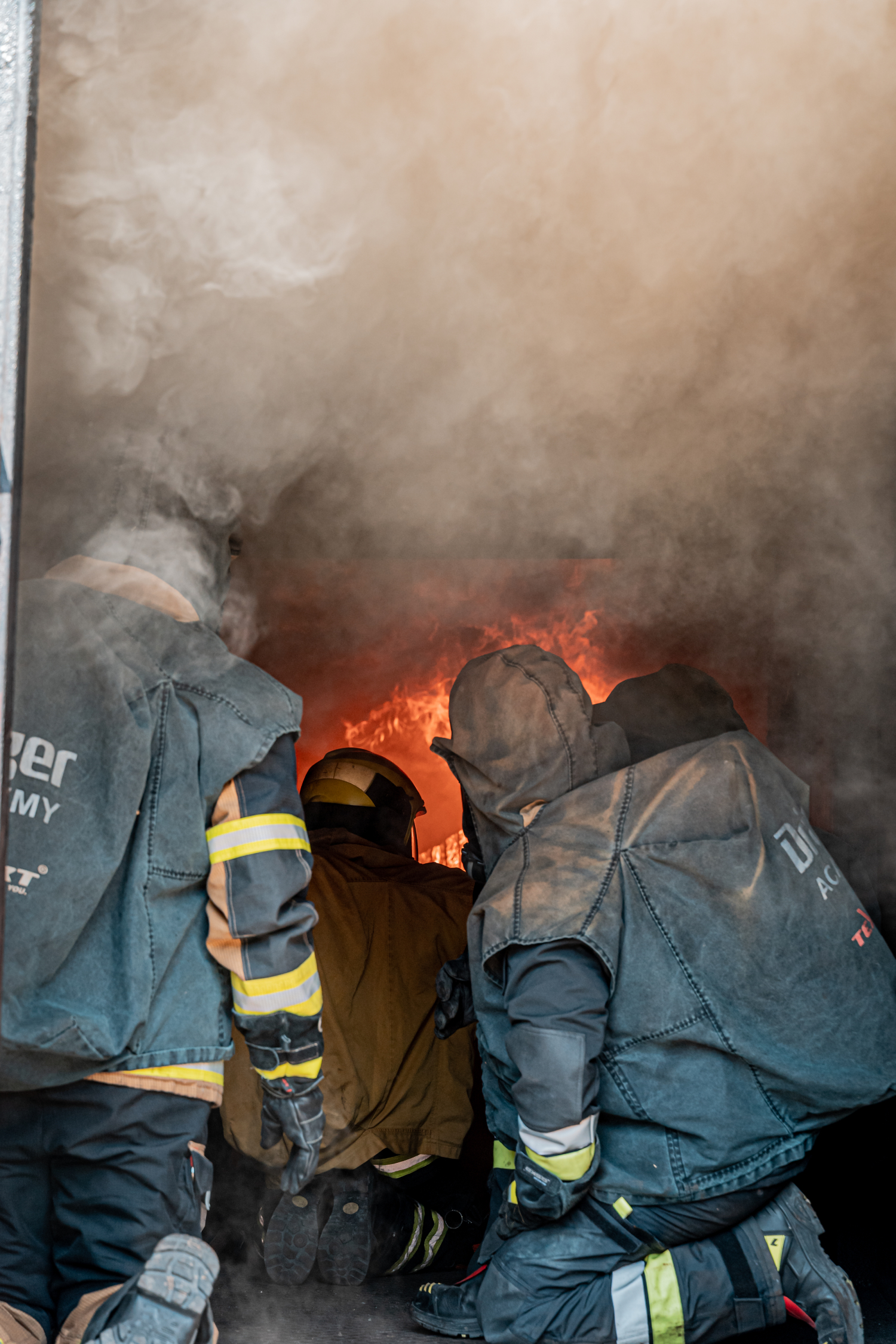 Keine Gefahr für Bevölkerung: Atemschutzgeräteträger trainieren im Brandübungscontainer in Bad Abbach