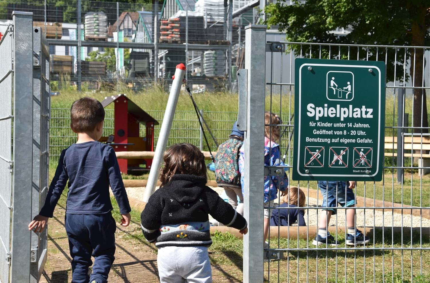 Kinder „erobern“ den neuen Spielplatz im Donaupark.