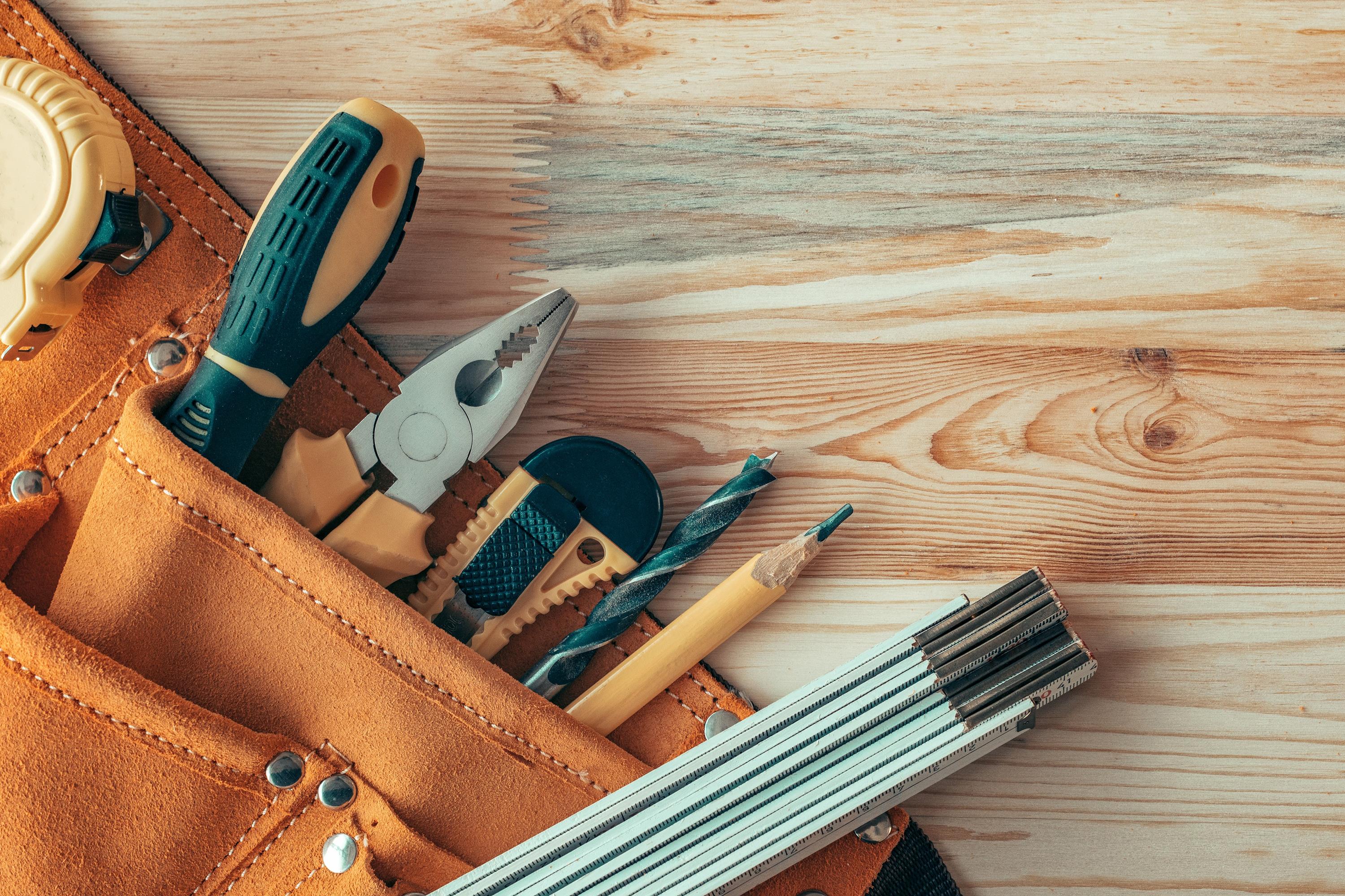 Handwerkswerkzeug in einer braunen Tasche