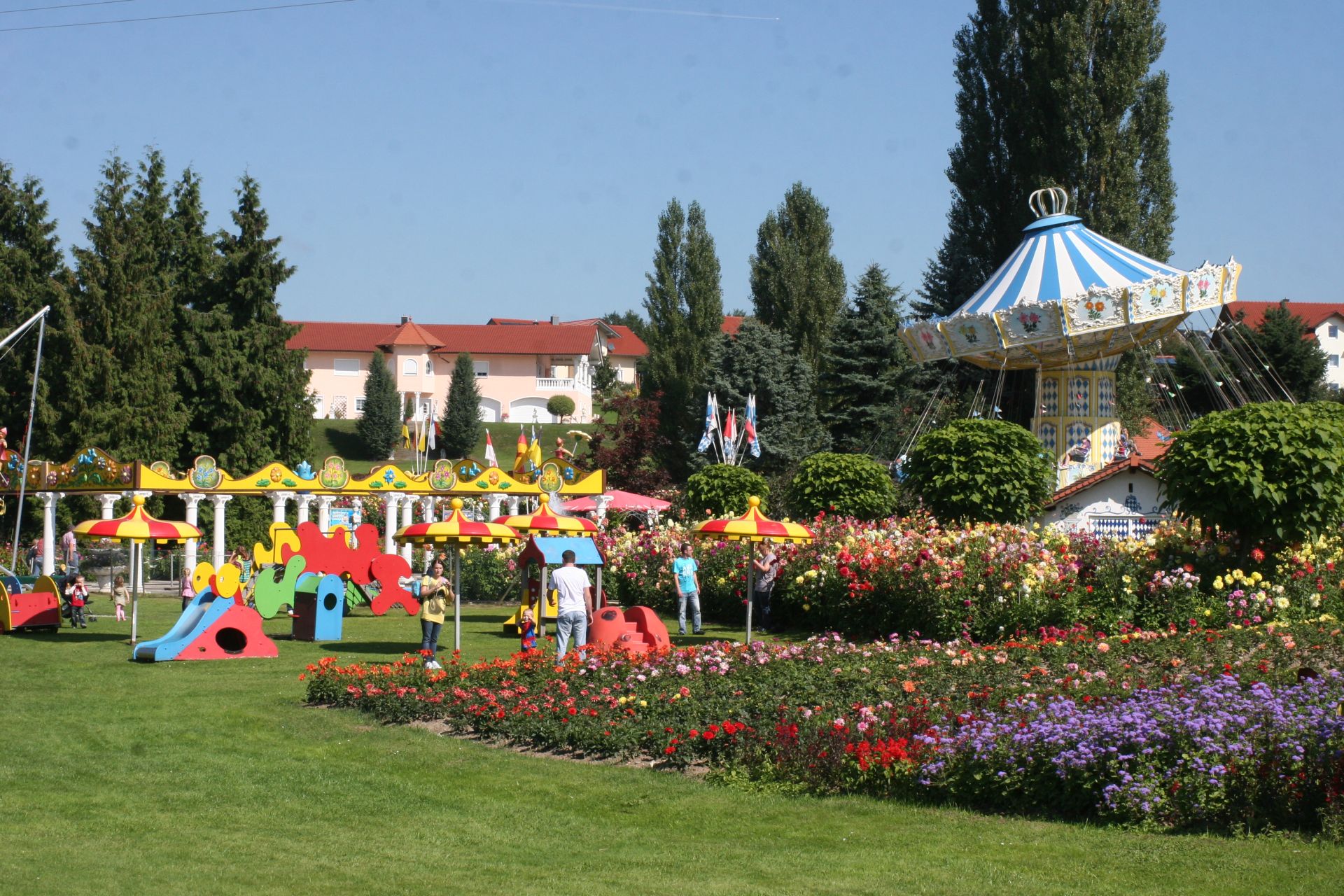 Churpfalzpark - Blumenbeete und Karusell