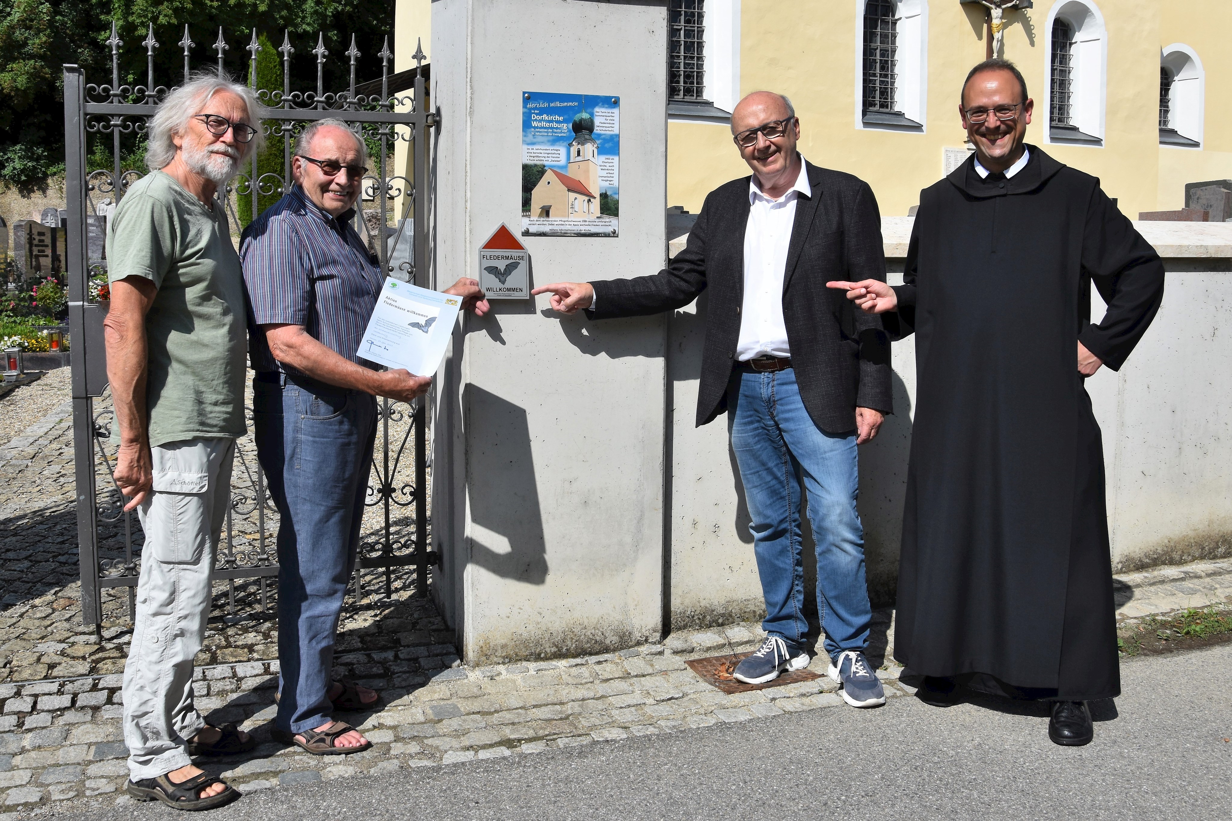 Dorfkirche Weltenburg erhält als erste Kirche im Landkreis die Plakette „Fledermäuse willkommen“