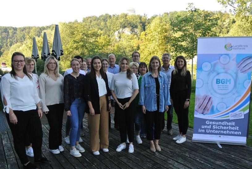 Teilnehmende mit Referenten der Seminarreihe, mit Franziska Neumeier,