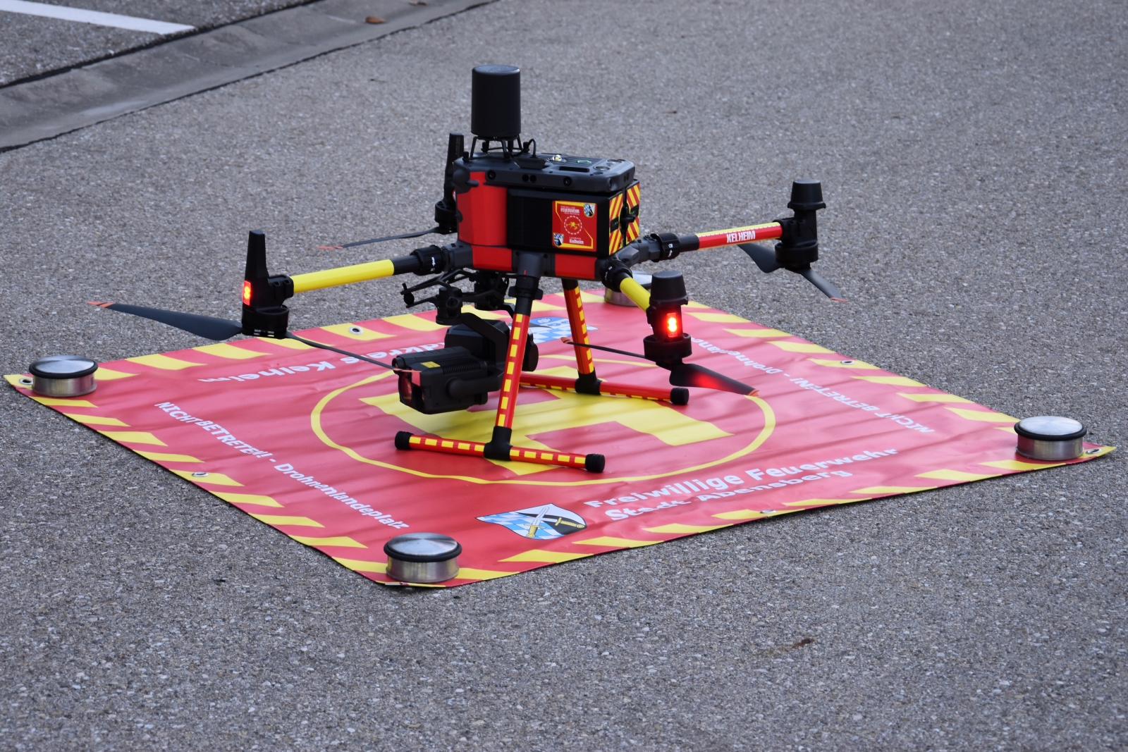 Drohne des Landkreises an die Feuerwehr der Stadt Abensberg übergeben