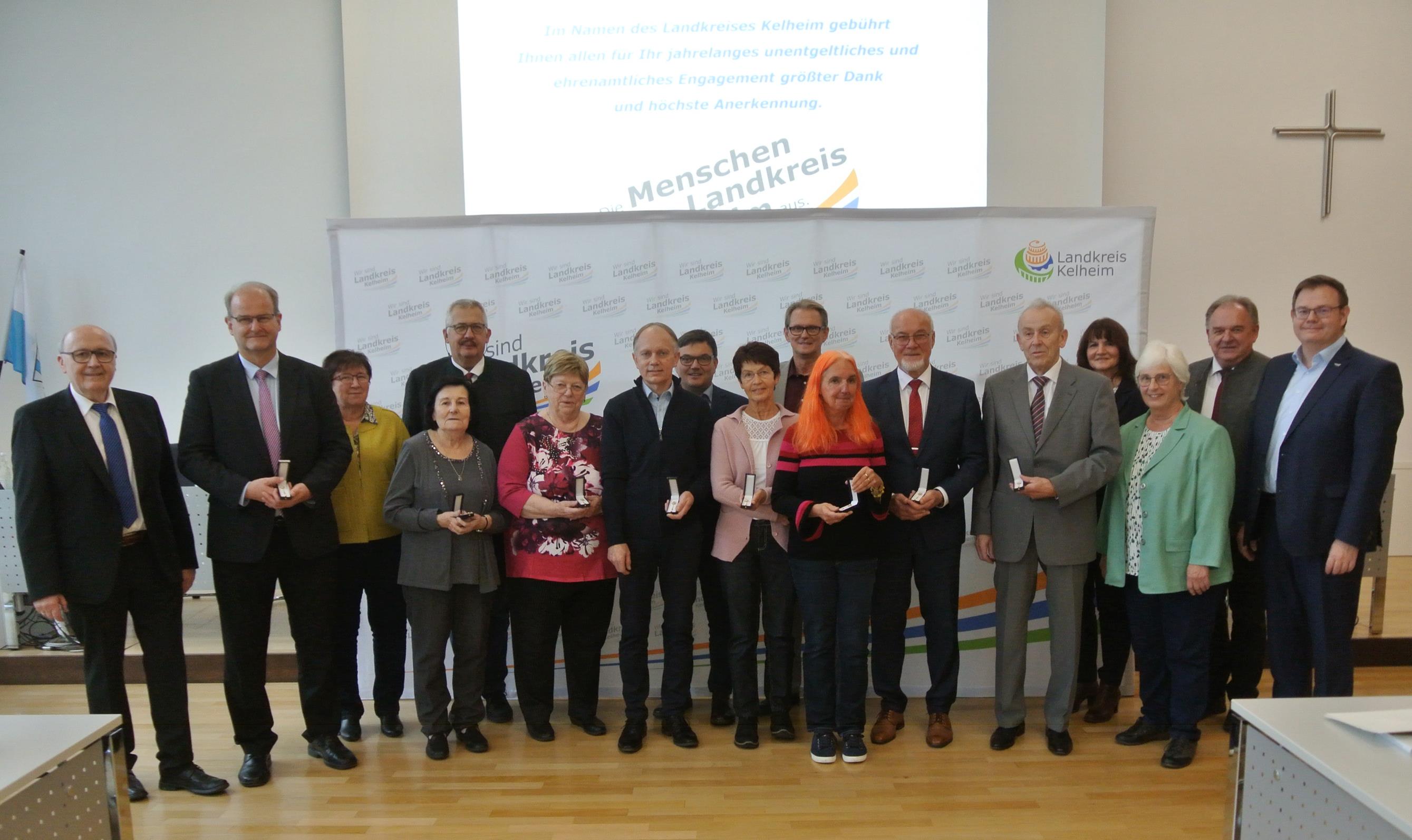 Aushändigung des Ehrenzeichens des Bayerischen Ministerpräsidenten Dr. Markus Söder für Verdienste von im Ehrenamt tätigen Frauen und Männern am 27.11.2023 durch Landrat Martin Neumeyer.