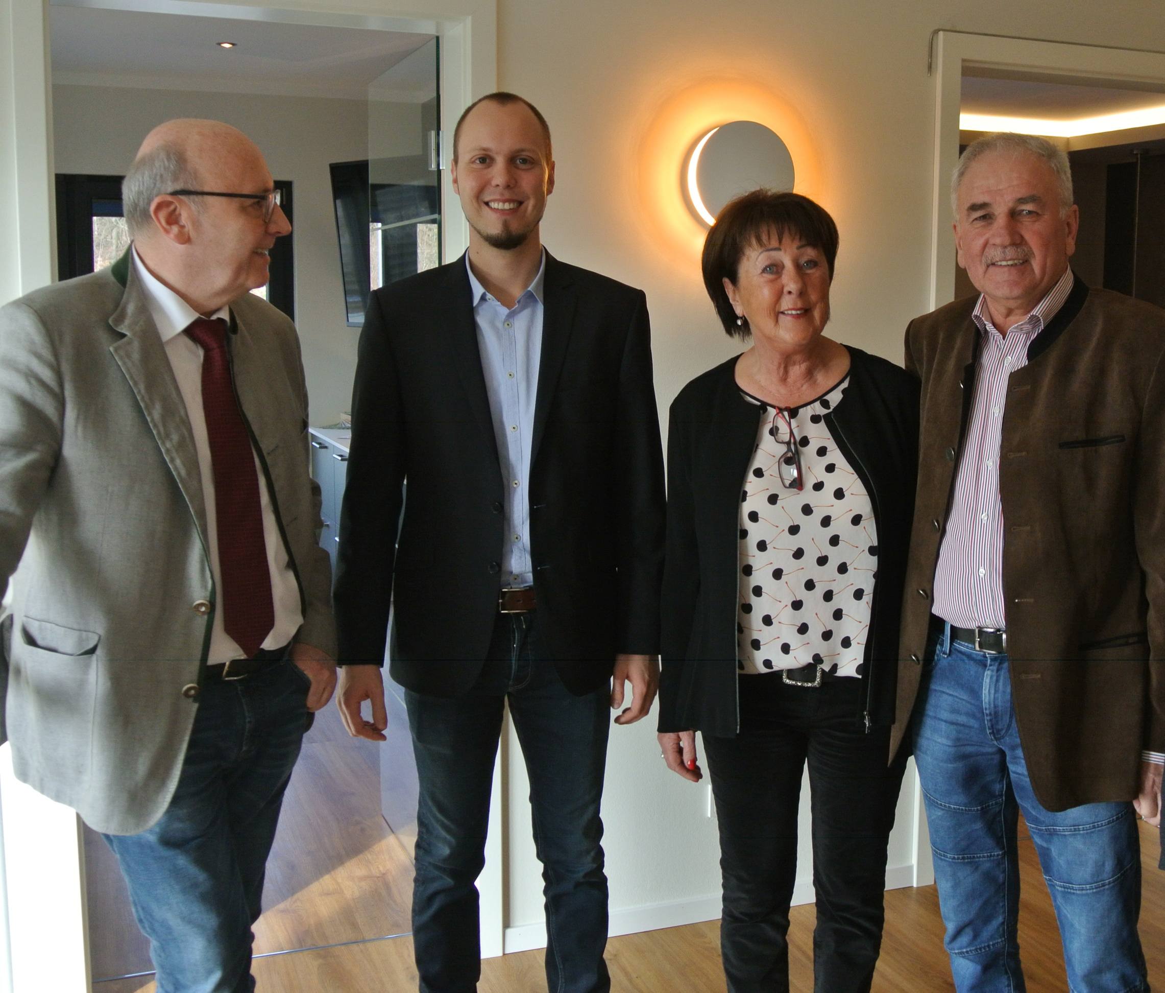 Landrat Martin Neumeyer bei Fa. DAN-WOOD in Elsendorf mit Geschäftsführer Tobias Giglberger, Anna Maria Giglberger und Kreisrat Matthäus Faltermeier