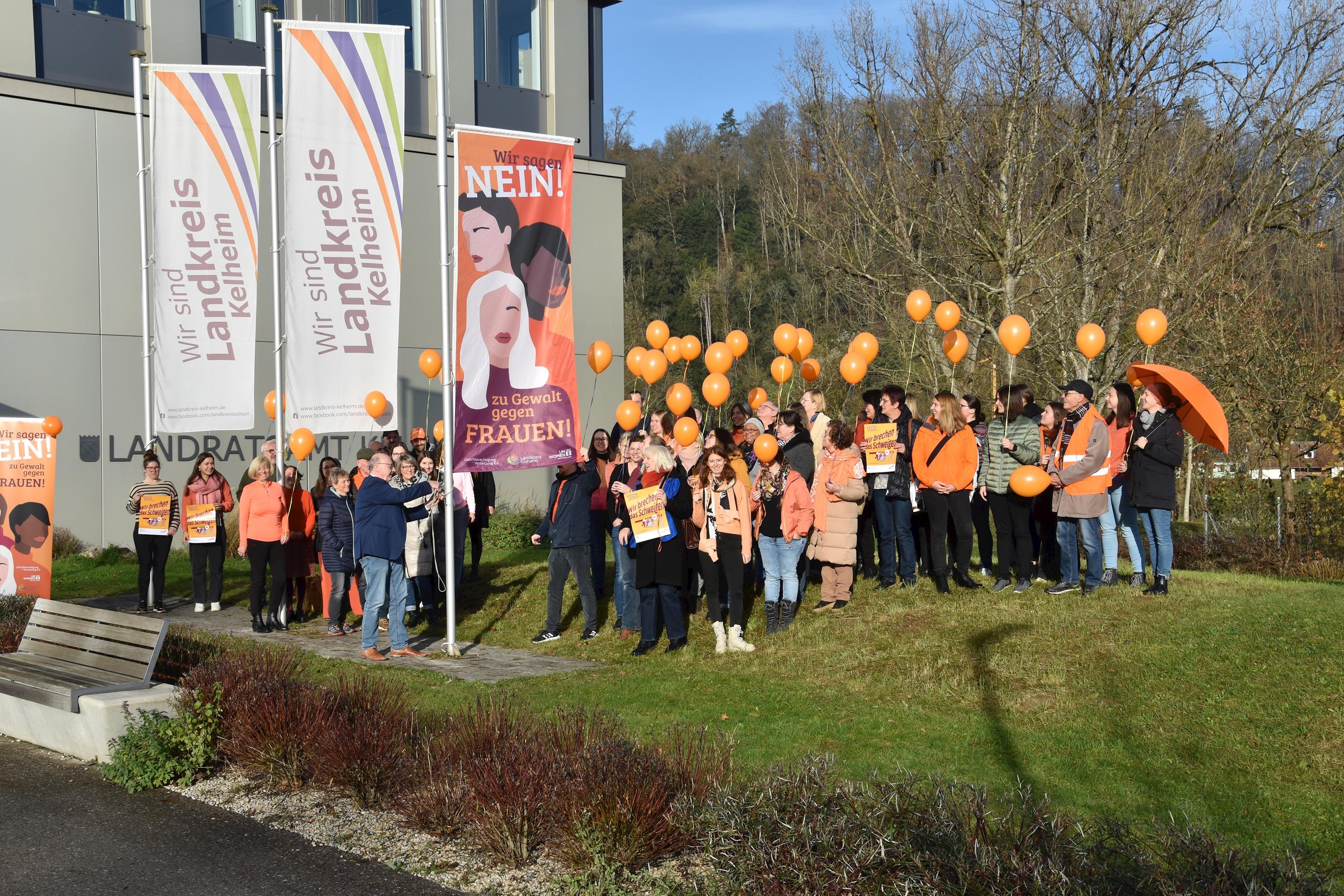 Ein Zeichen gegen Gewalt an Frauen – Landratsamt in orange!