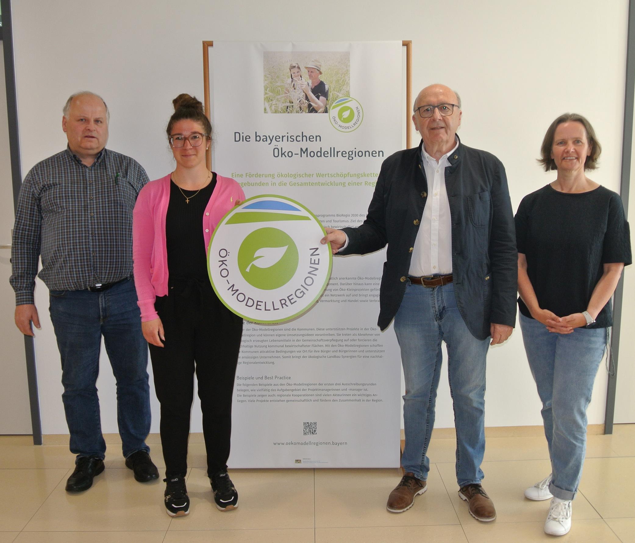 Wanderausstellung 10 Jahre Ökomodellregionen Bayern Landrat Martin Neumeyer besichtigt die Wanderausstellung im Landratsamt Kelheim