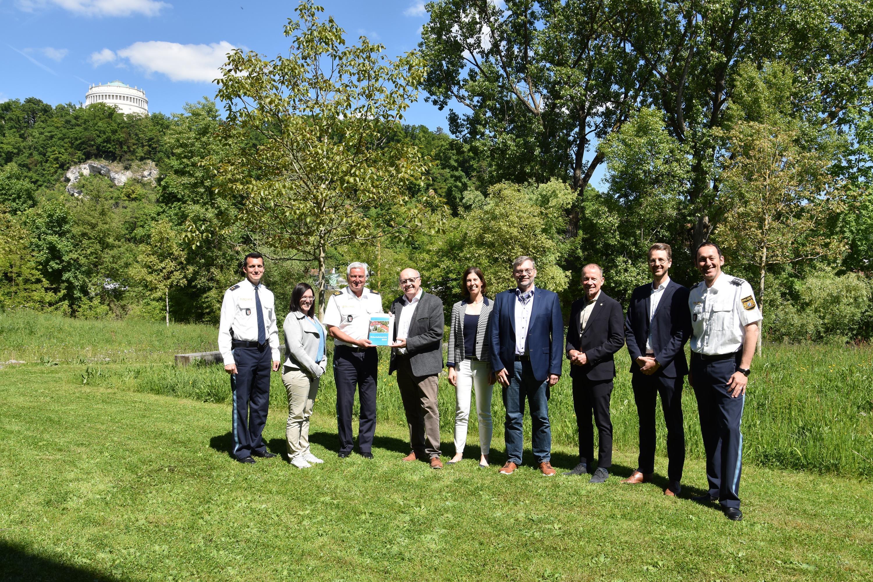 Am Landratsamt Kelheim fand das Sicherheitsgespräch statt v.l.n.r. POR Manfred Vormittag, Sonja Lutter-Peterburs (Sachgebietsleiterin Öffentliche Sicherheit und Ordnung), PVP Werner Sika, LR Martin Neumeyer, LKDin Annette Haberl, Mike Süß (Sachgebietsleiter Straßenverkehrswesen, Asylunterbringung), LKD Werner Mendler; Christoph Kainz (Abteilungsleiter Öffentliche Sicherheit und Ordnung, Veterinäramt), EPHK Martin Wuchterl