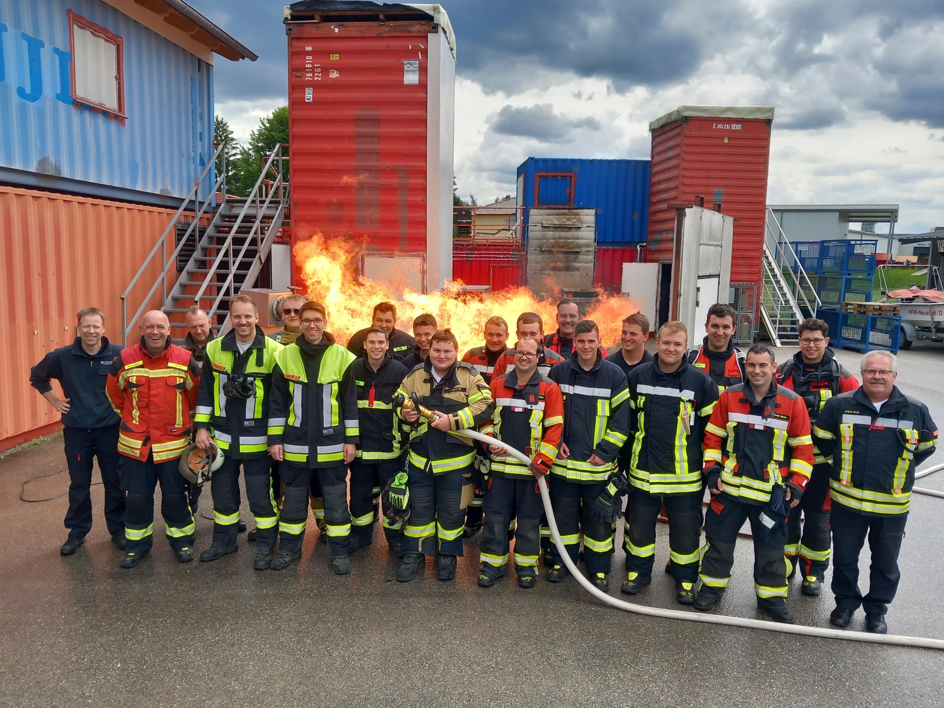 Die Teilnehmer des Hohlstrahlrohrtrainings in Neustadt an der Donau