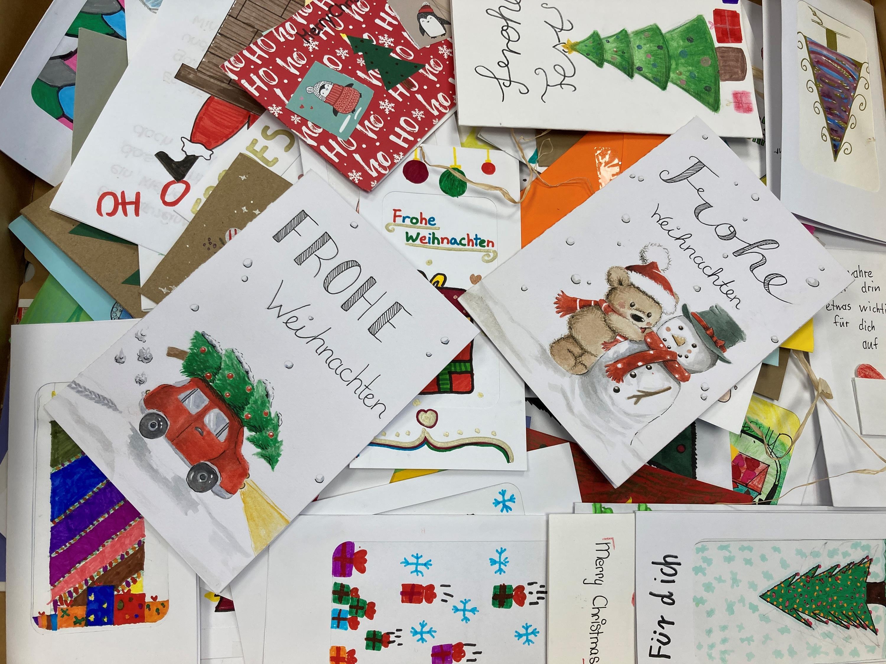Verschiedene bunt gestaltete Weihnachtskarten