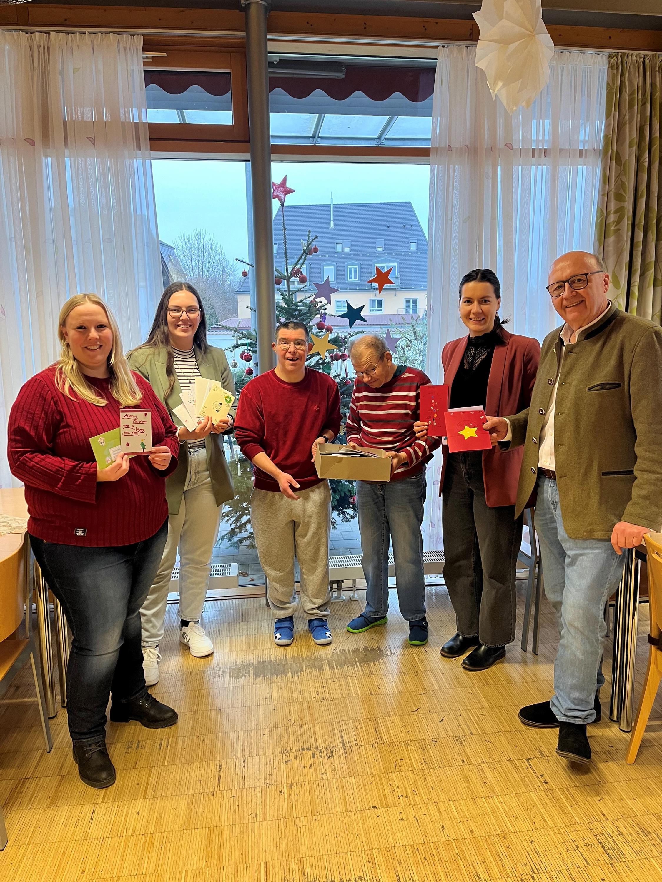 Übergabe der Weihnachtspost im Haus der Lebenshilfe Mainburg