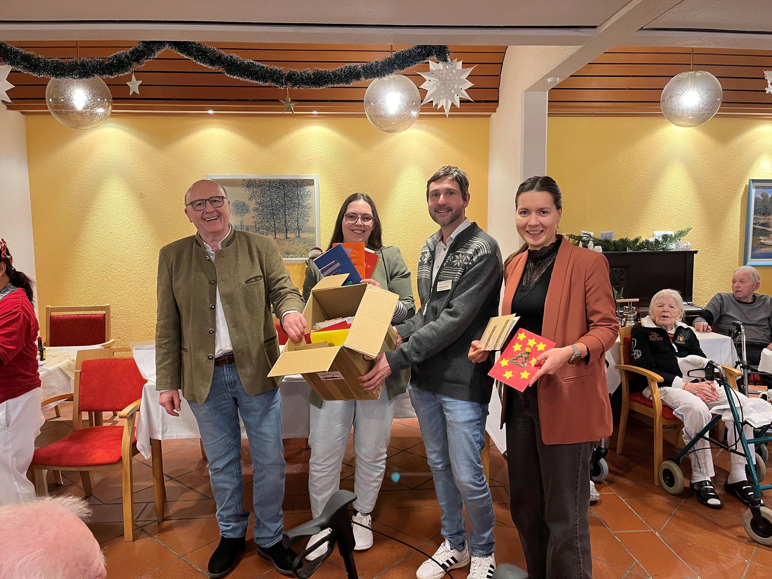 Übergabe einer großen Schachtel voller Weihnachtsbriefe