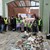 Teilnehmer des inklusiven Cleanups posieren hinter dem gefundenen Müll