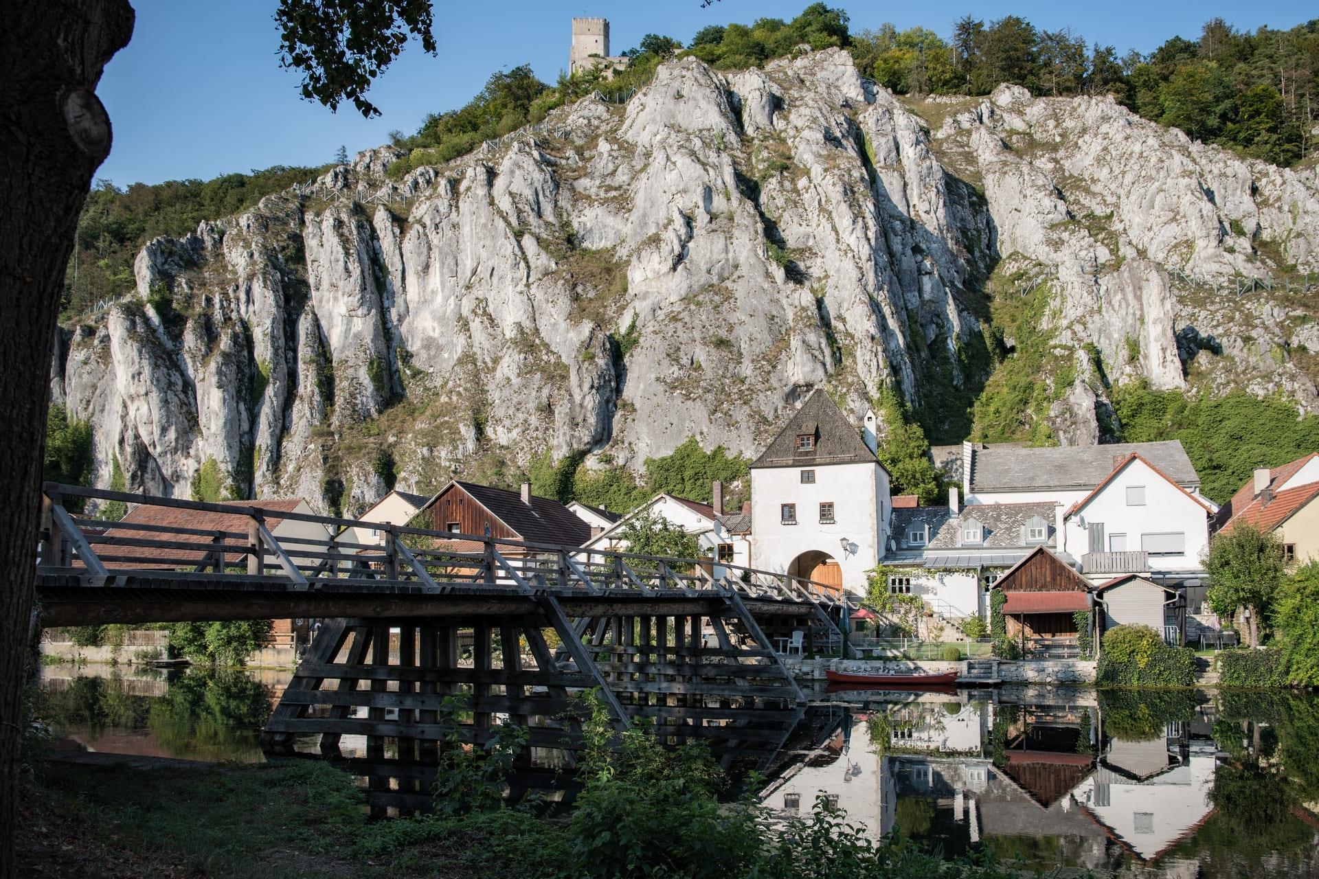Essing - Alte Holzbrücke mit Bruckturm und Burgruine Randeck