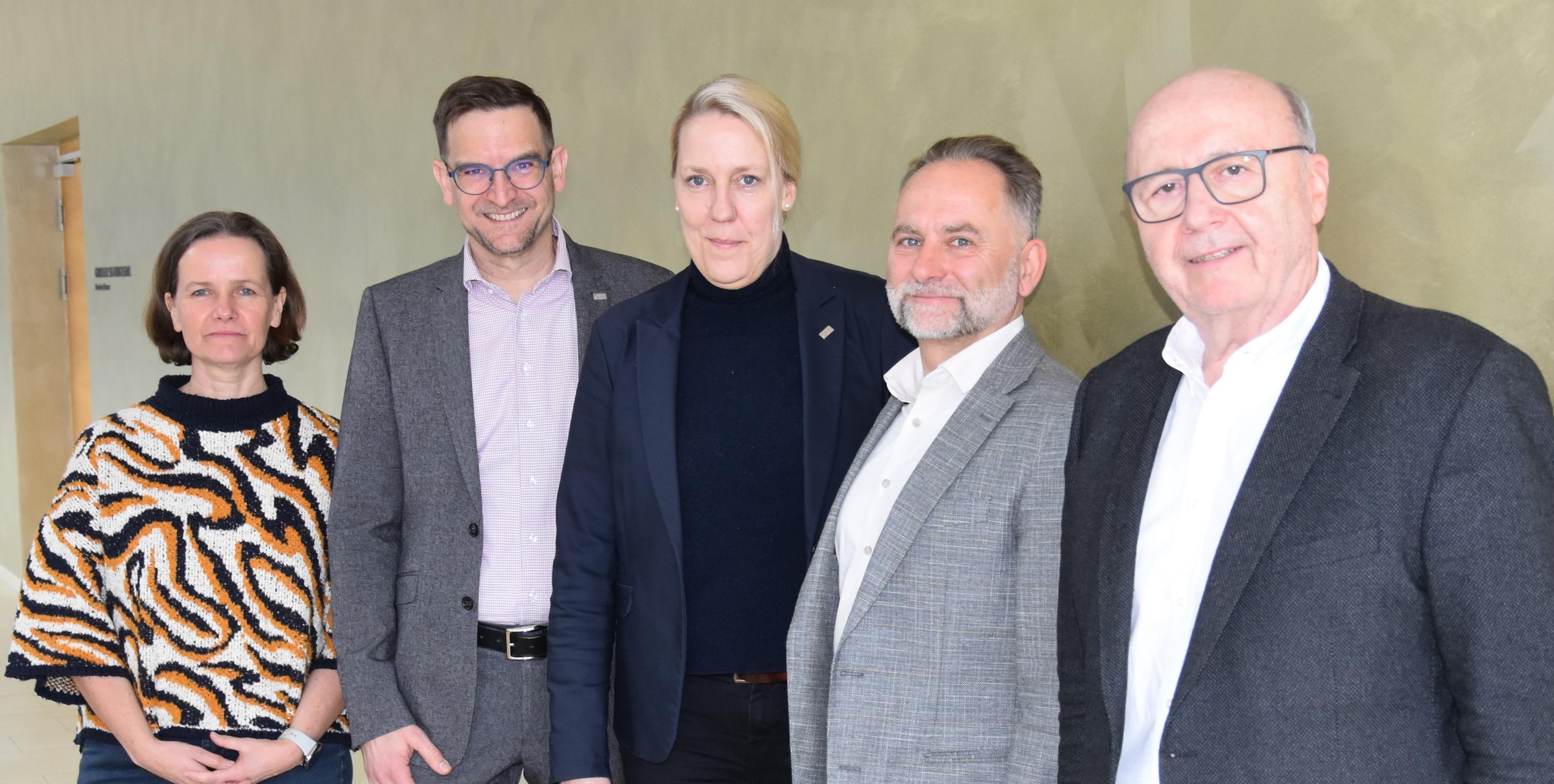 Landrat Martin Neumeyer (r.), Dr. Marcus Graf (Leiter des Zentrum für Forschung & Transfer), Ute John-Unterburger (Geschäftsführerin Open Regional Campus), Professor Dr. Oliver Steffens (Vizepräsident für Forschung & Internationales), Sandra Schneider (Wirtschaftsförderung Landkreis Kelheim) Vorstellung neue Geschäftsführerin des Open Regional Campus