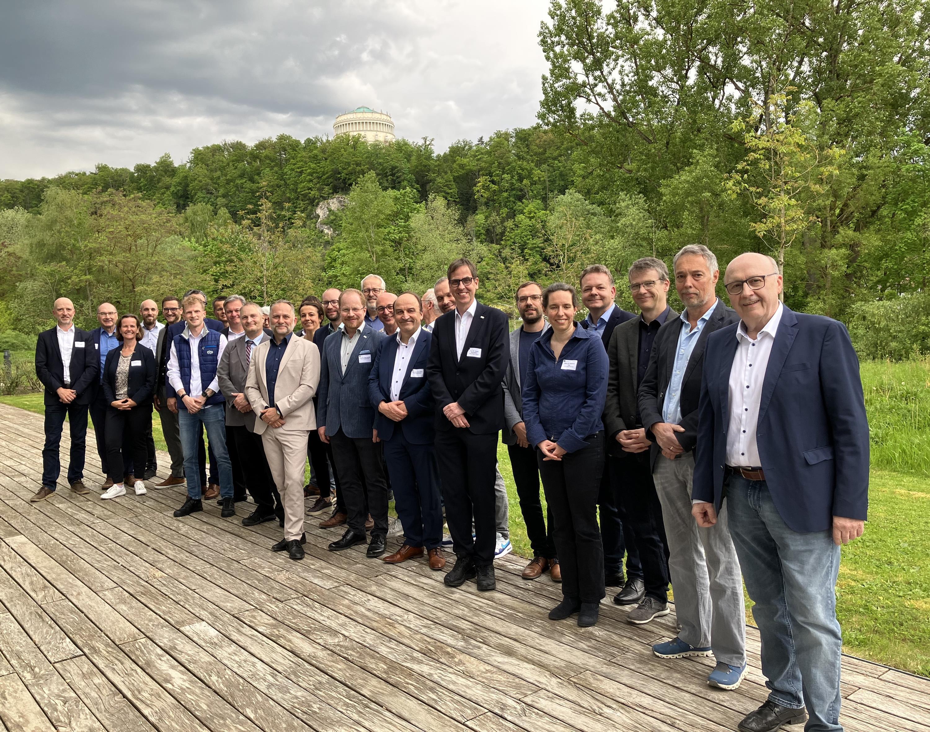Landrat Martin Neumeyer (r.) und Prof. Dr. Ralph Schneider (Präsident der OTH Regensburg, 7.v.r.) freuten sich über die zahlreiche Teilnahme regionaler Firmen und der Forschenden der OTH Regensburg. Bildquelle: Sandra Schneider, Landratsamt Kelheim. Landrat Martin Neumeyer (r.) und Prof. Dr. Ralph Schneider (Präsident der OTH Regensburg, 7.v.r.) freuten sich über die zahlreiche Teilnahme regionaler Firmen und der Forschenden der OTH Regensburg. Bildquelle: Sandra Schneider, Landratsamt Kelheim.