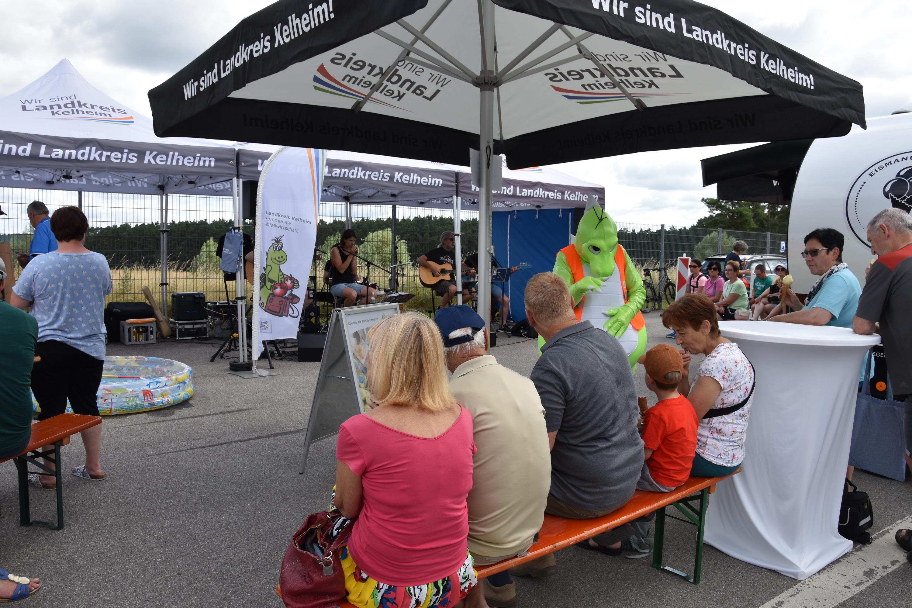 Das Maskottchen Picobello beim Wertstoffhofkonzert Arnhofen
