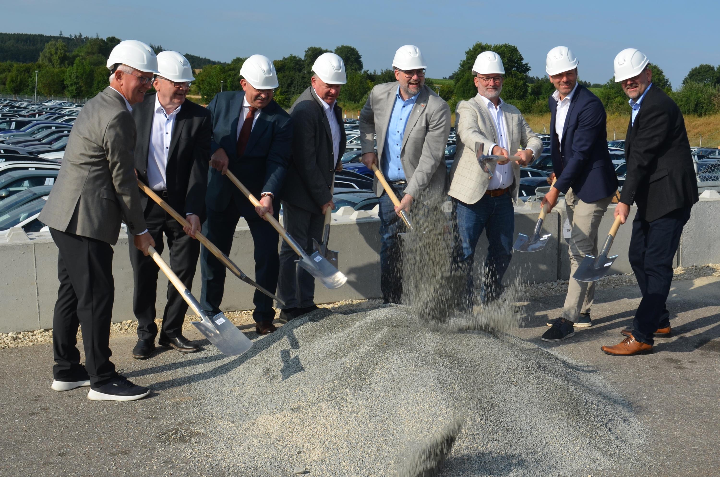 Symbolischer Spatenstich im Hafen Kelheim-Saal