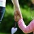 Mutter und Kind halten sich an der Hand