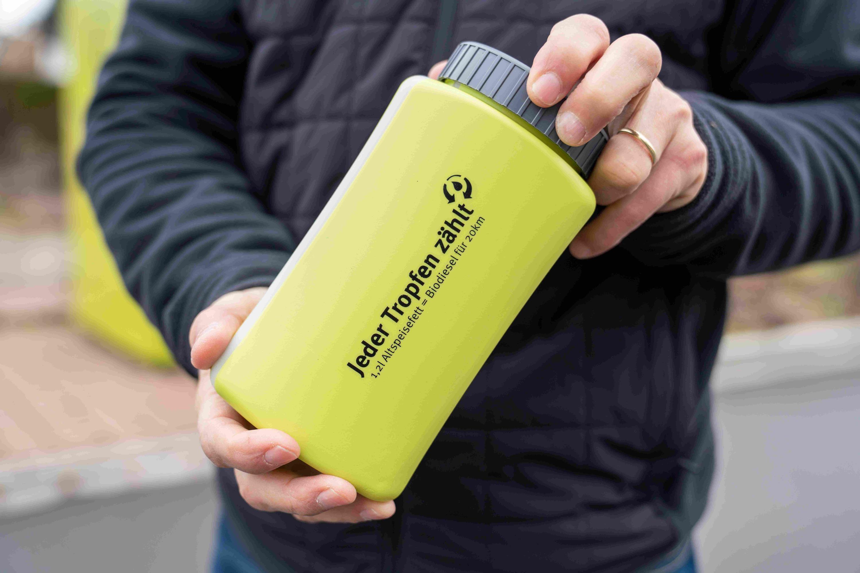 Der grüne 1,2-Liter-Behälter für Altspeisefett hat einen grauen Deckel