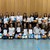 26 Schülerinnen halten in der Turnhalle ein Zertifikat in die Kamera