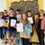 Vier Schüler und eine Schülerin freuen sich über ihre Zertifikate