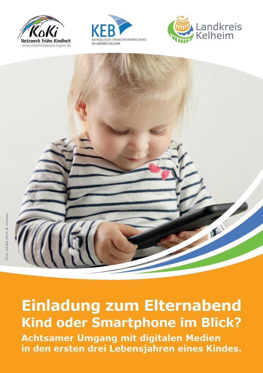 Kleines Mädchen mit Blick nach unten zu Smartphone in der Hand