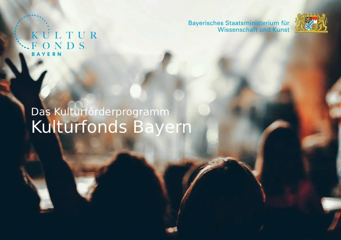 Von hinten zu sehen sind Konzertbesucher, die einer Band zuhören.
