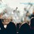 Von hinten zu sehen sind Konzertbesucher, die einer Band zuhören. Von hinten zu sehen sind Konzertbesucher, die einer Band zuhören.
