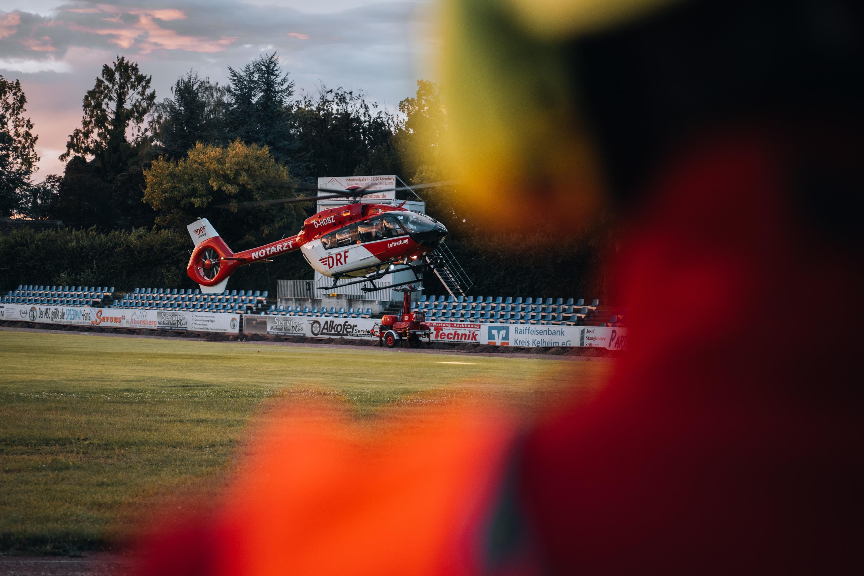 Ein Rettungshubschrauber landet
