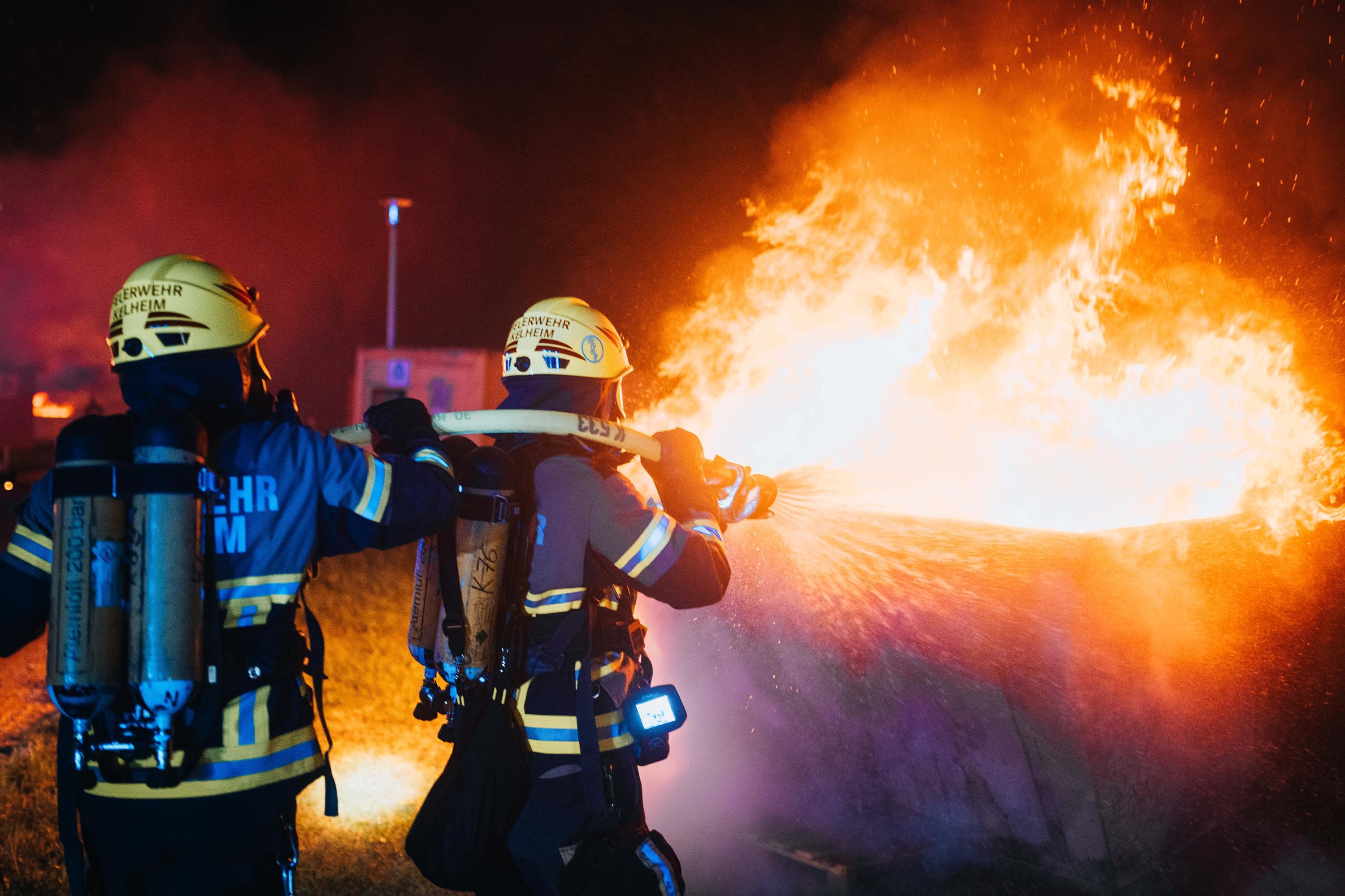 Einsatzkräfte der Feuerwehr löschen einen Brand