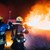 Einsatzkräfte der Feuerwehr löschen einen Brand