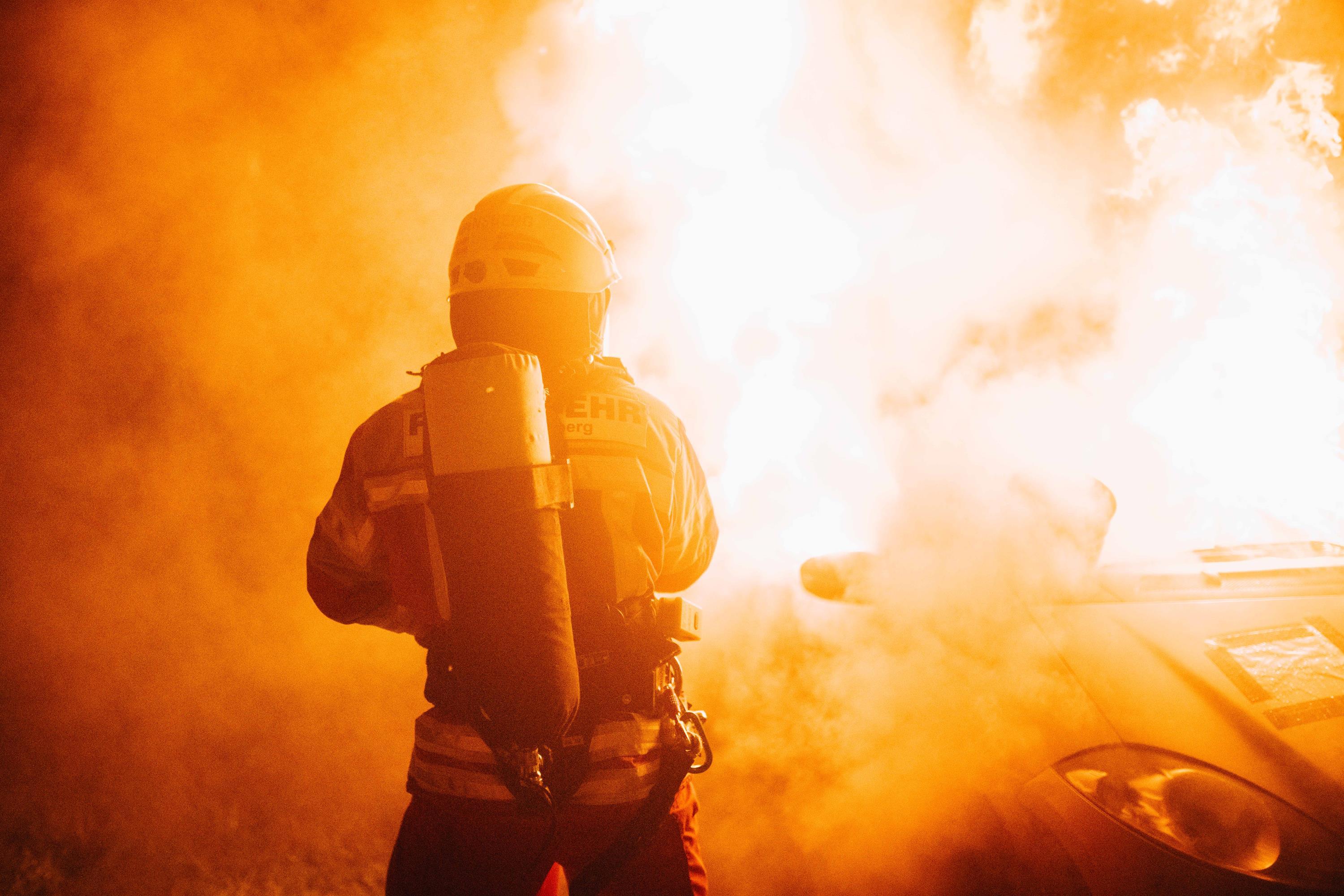 Einsatzkräfte der Feuerwehr löschen einen Brand