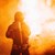 Einsatzkräfte der Feuerwehr löschen einen Brand