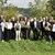 Zwölf geehrte Mitarbeiter mit Kollegen und dem Landrat auf einer Wiese Zwölf geehrte Mitarbeiter mit Kollegen und dem Landrat auf einer Wiese