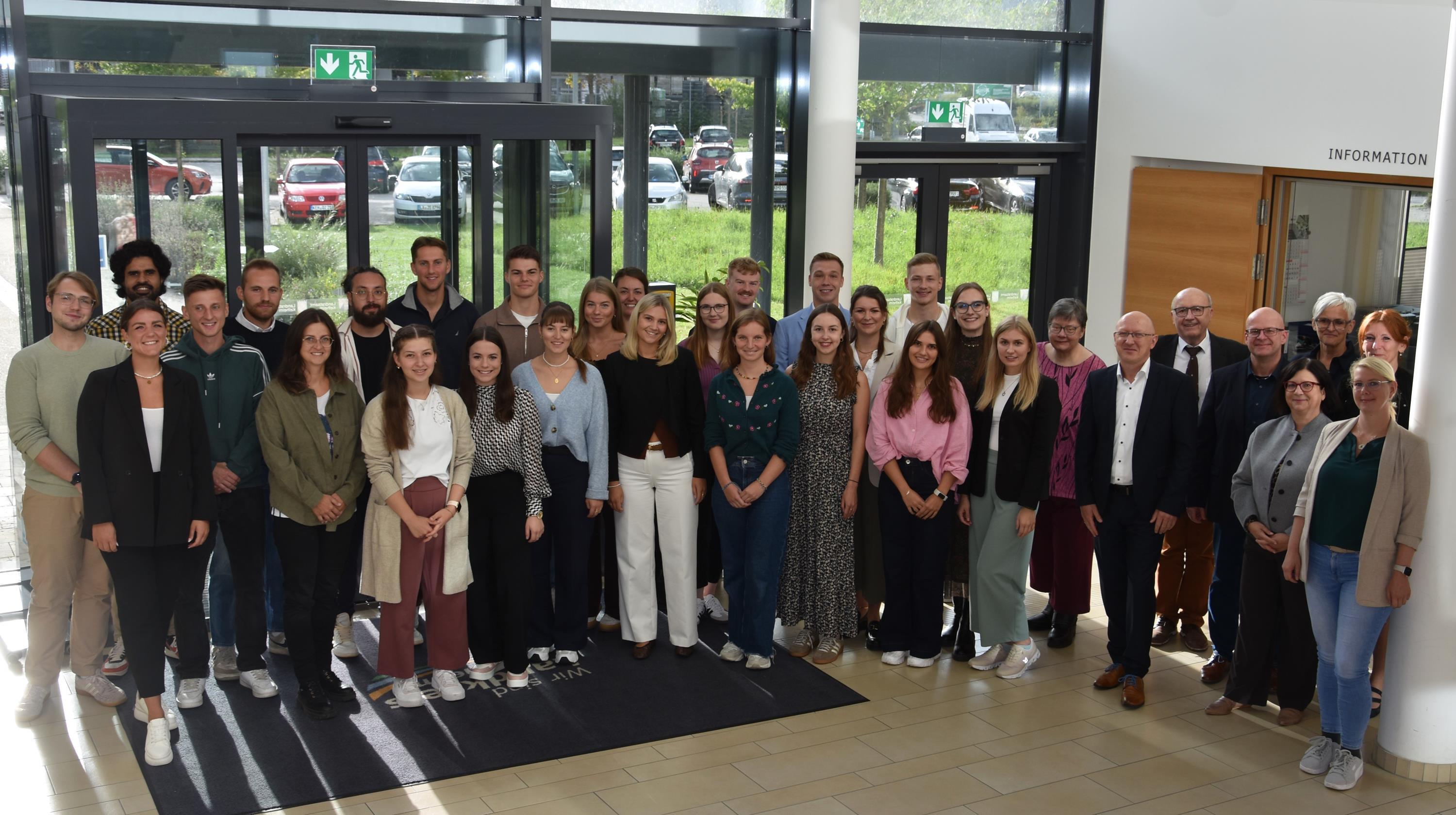 Das Gruppenbild zeigt die 25 Lehramtsanwärterinnen und -anwärter
