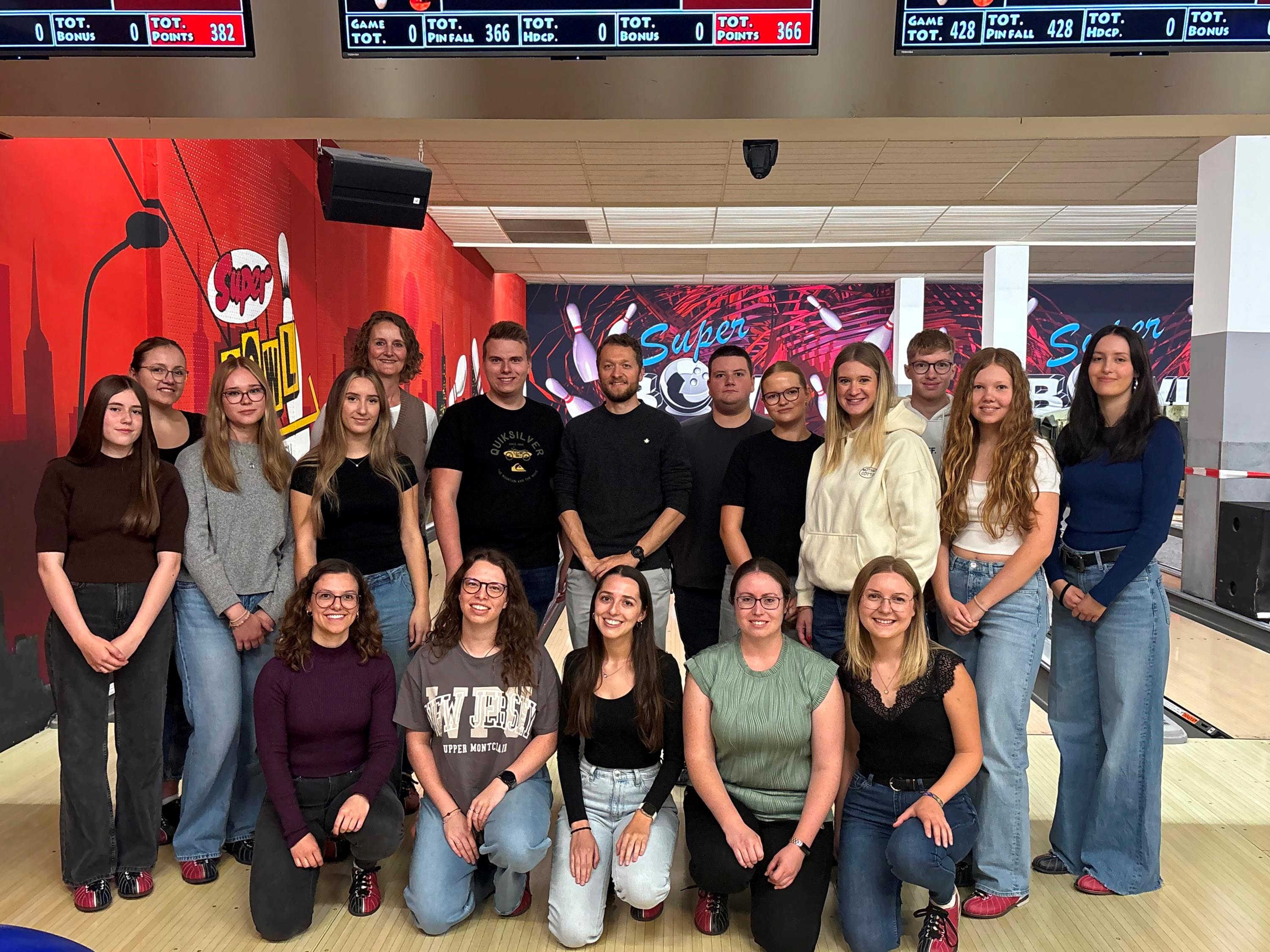 Azubis und Mitarbeiter des Landratsamtes vor einer Bowlingbahn