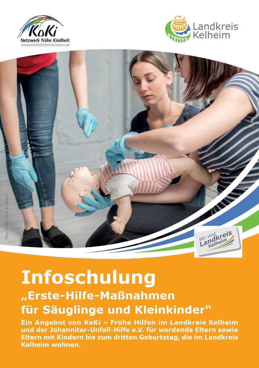 3 Frauen die an einer Baby Übungspuppe die Herz-Druck-Massage üben