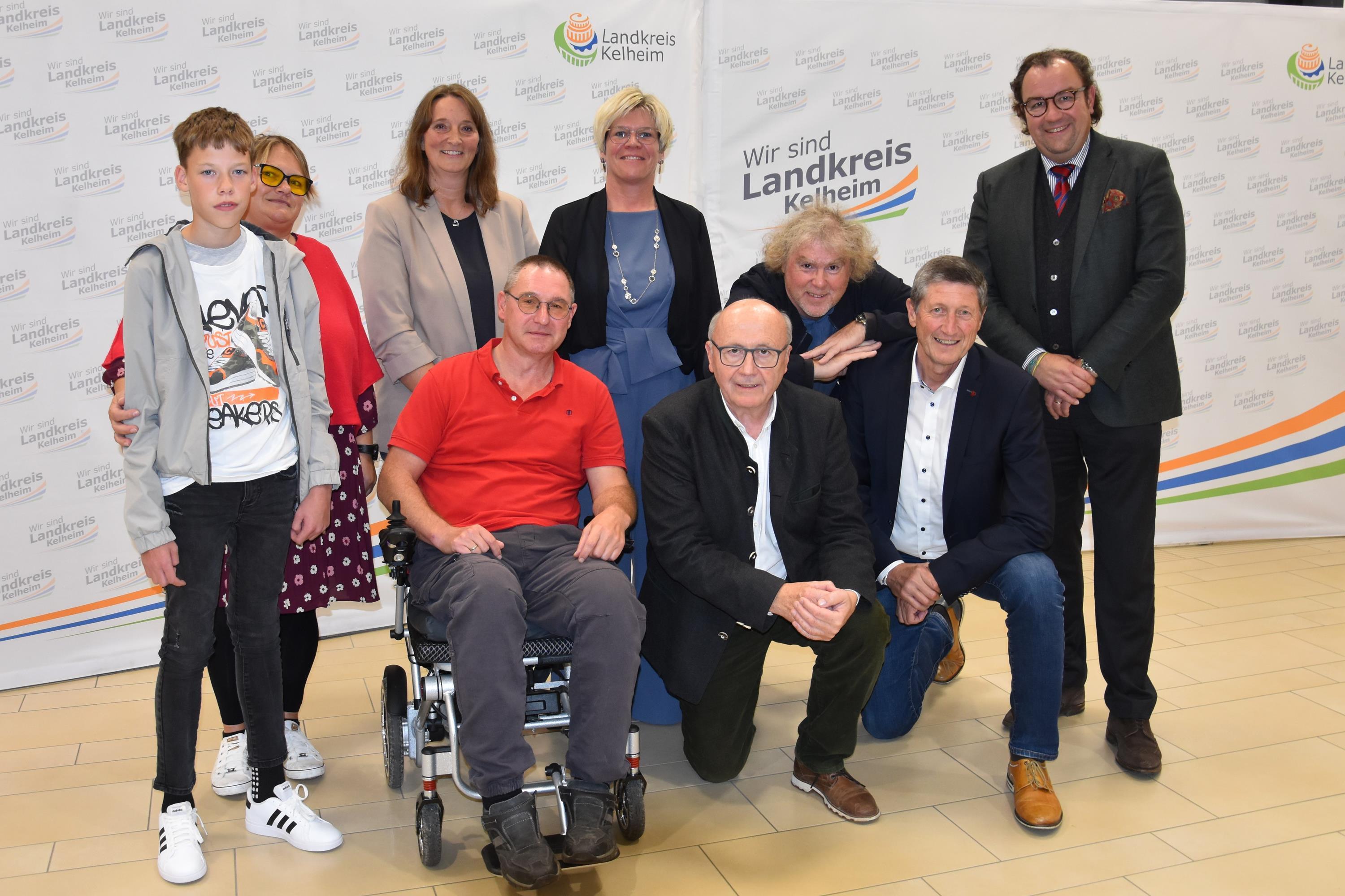Gruppenfoto mit Anerkennungsurkunden