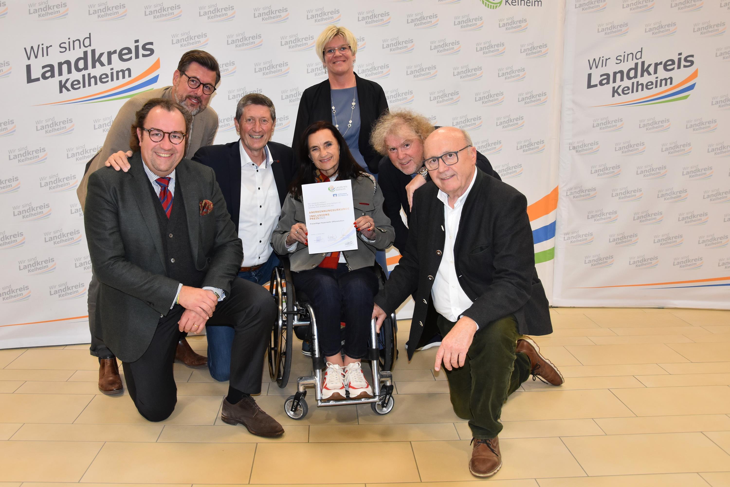 Gruppenfoto mit Anerkennungsurkunden