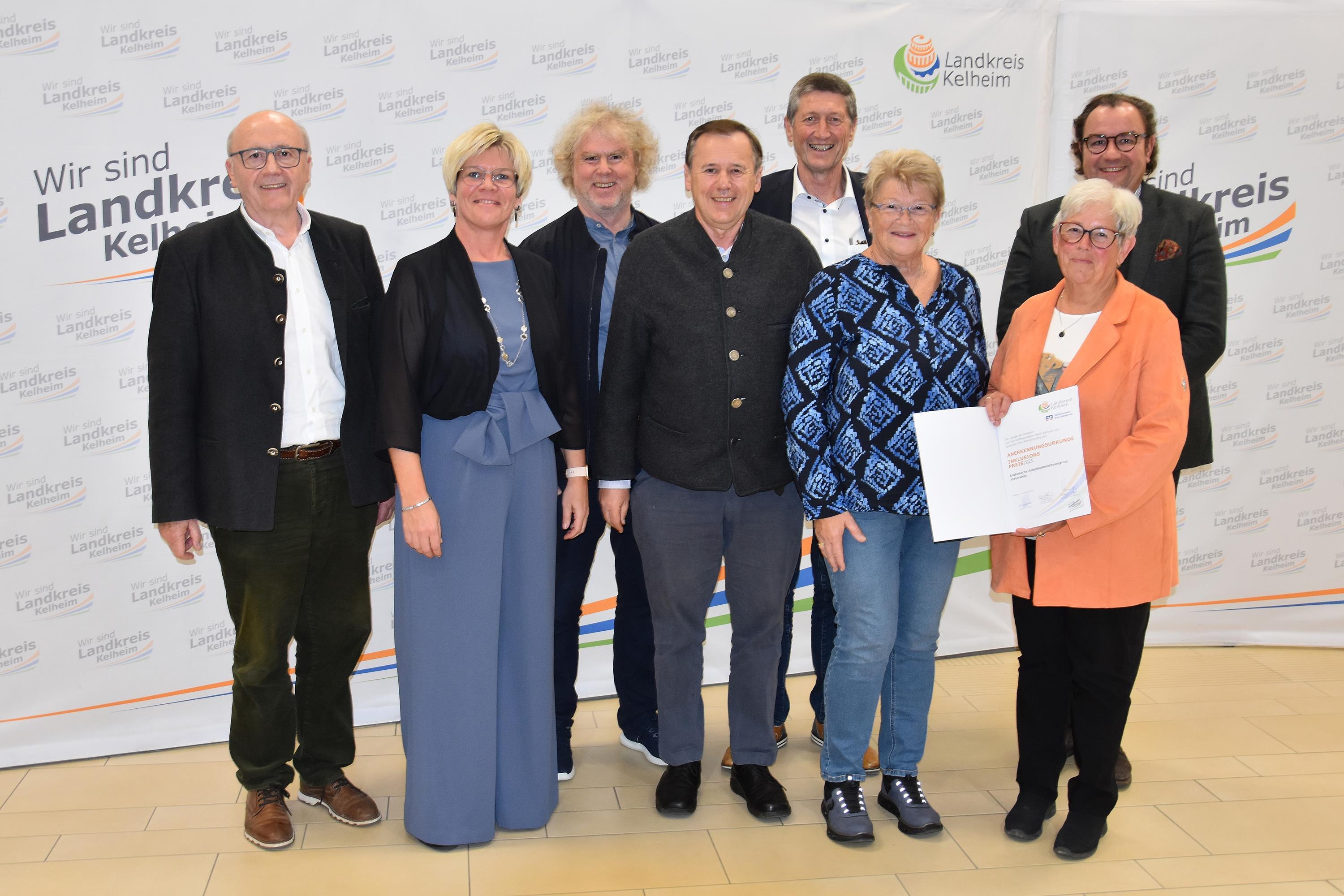 Gruppenfoto mit Anerkennungsurkunden