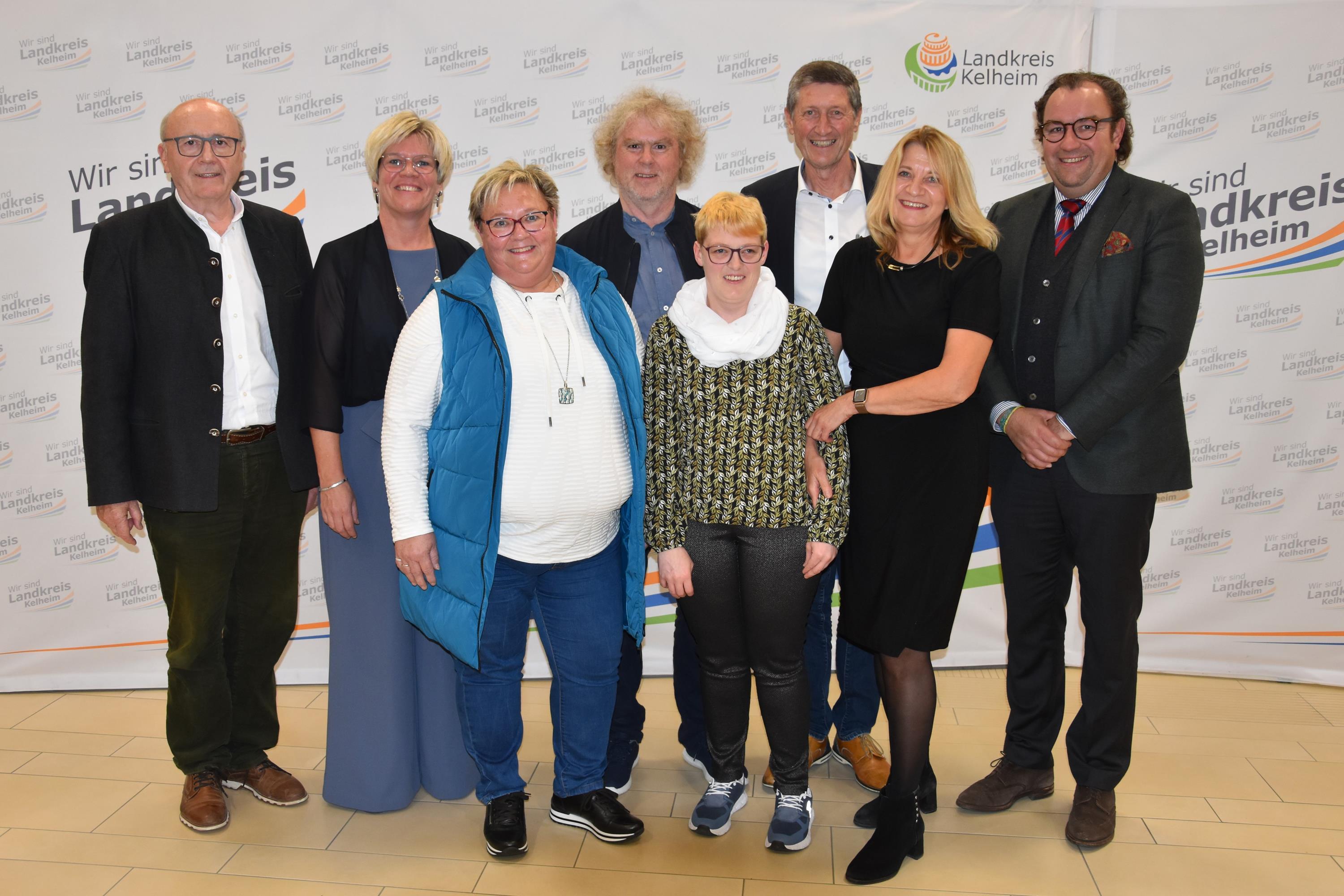 Gruppenfoto mit Anerkennungsurkunden