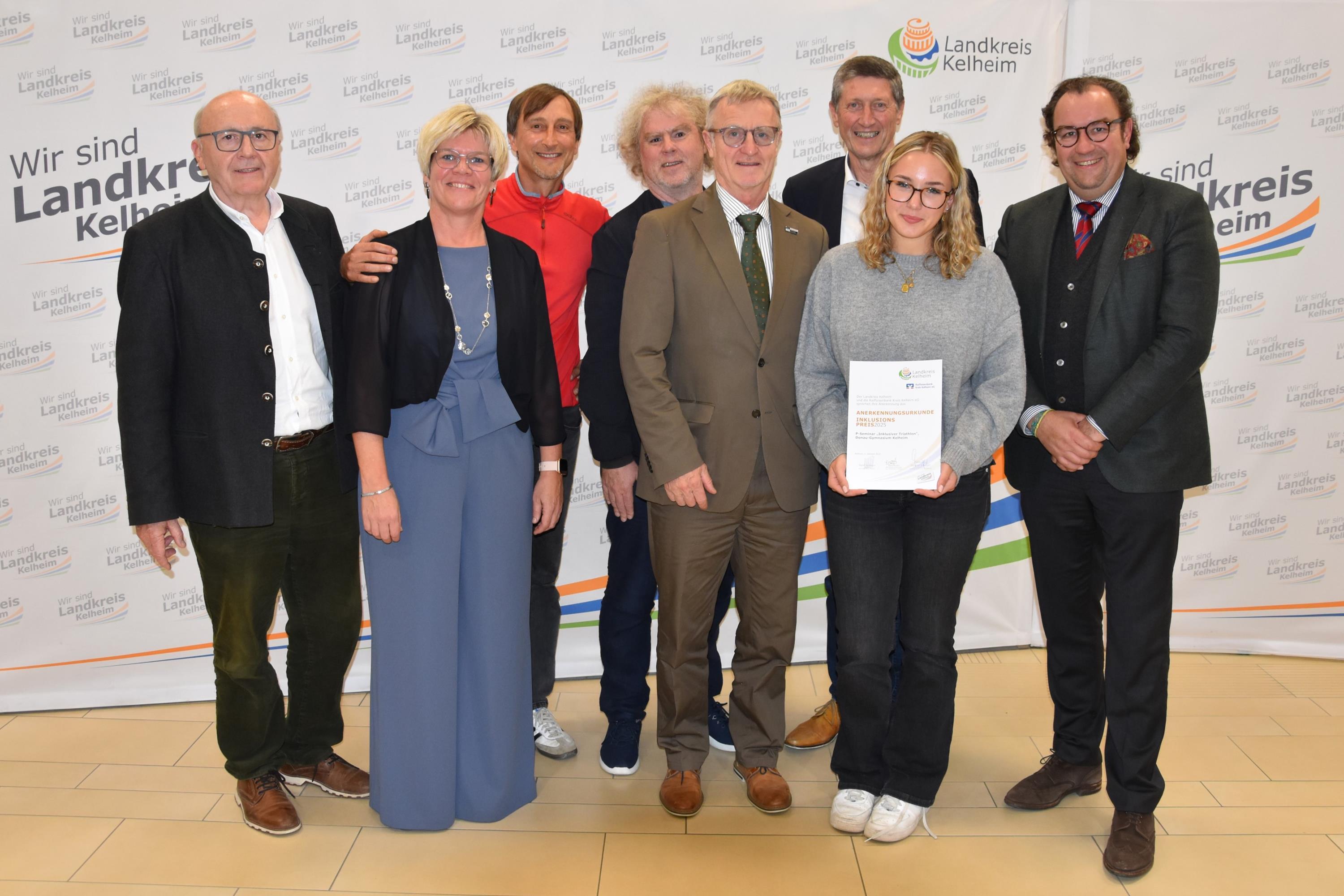 Gruppenfoto mit Anerkennungsurkunden