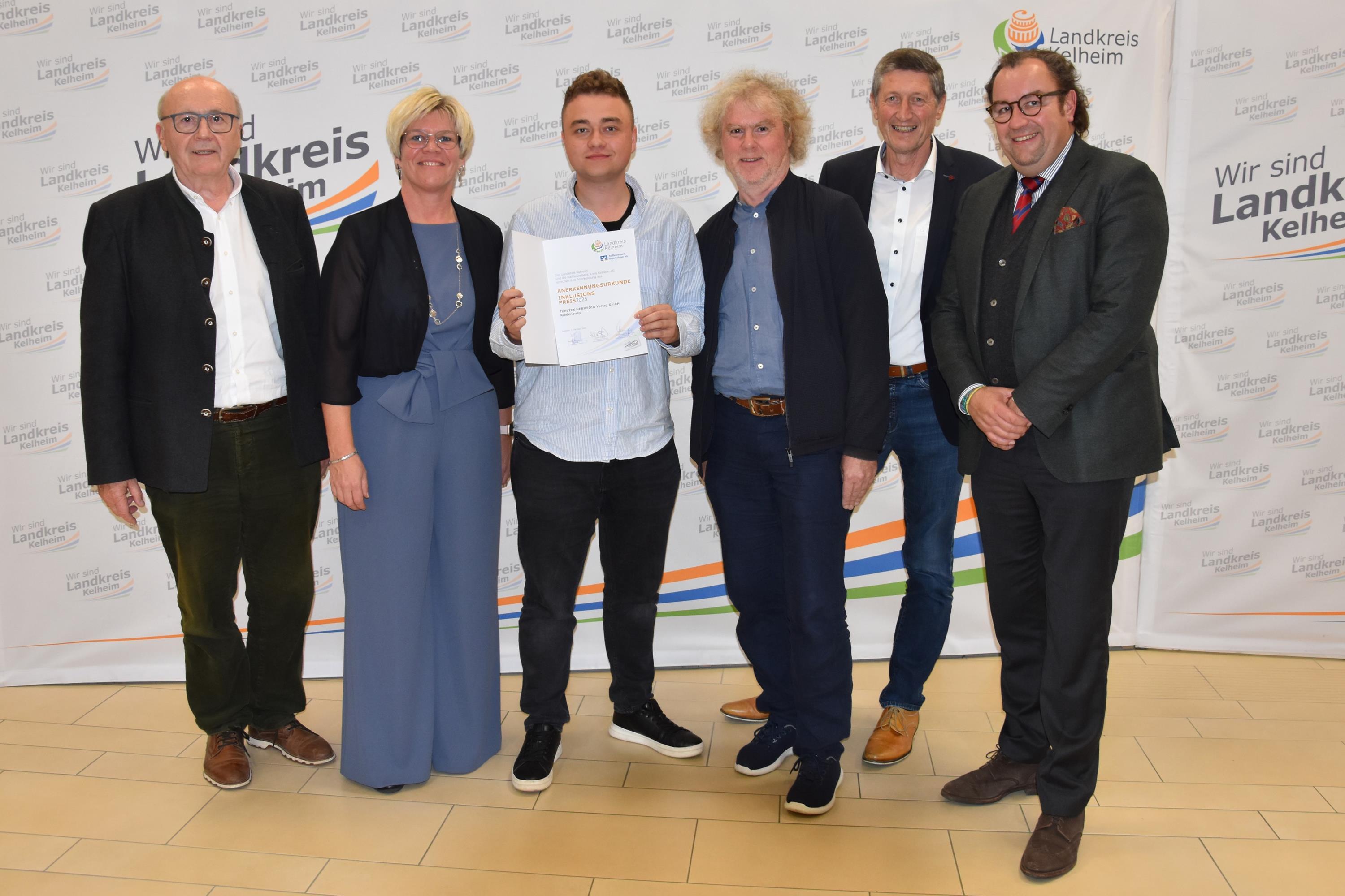 Gruppenfoto mit Anerkennungsurkunden