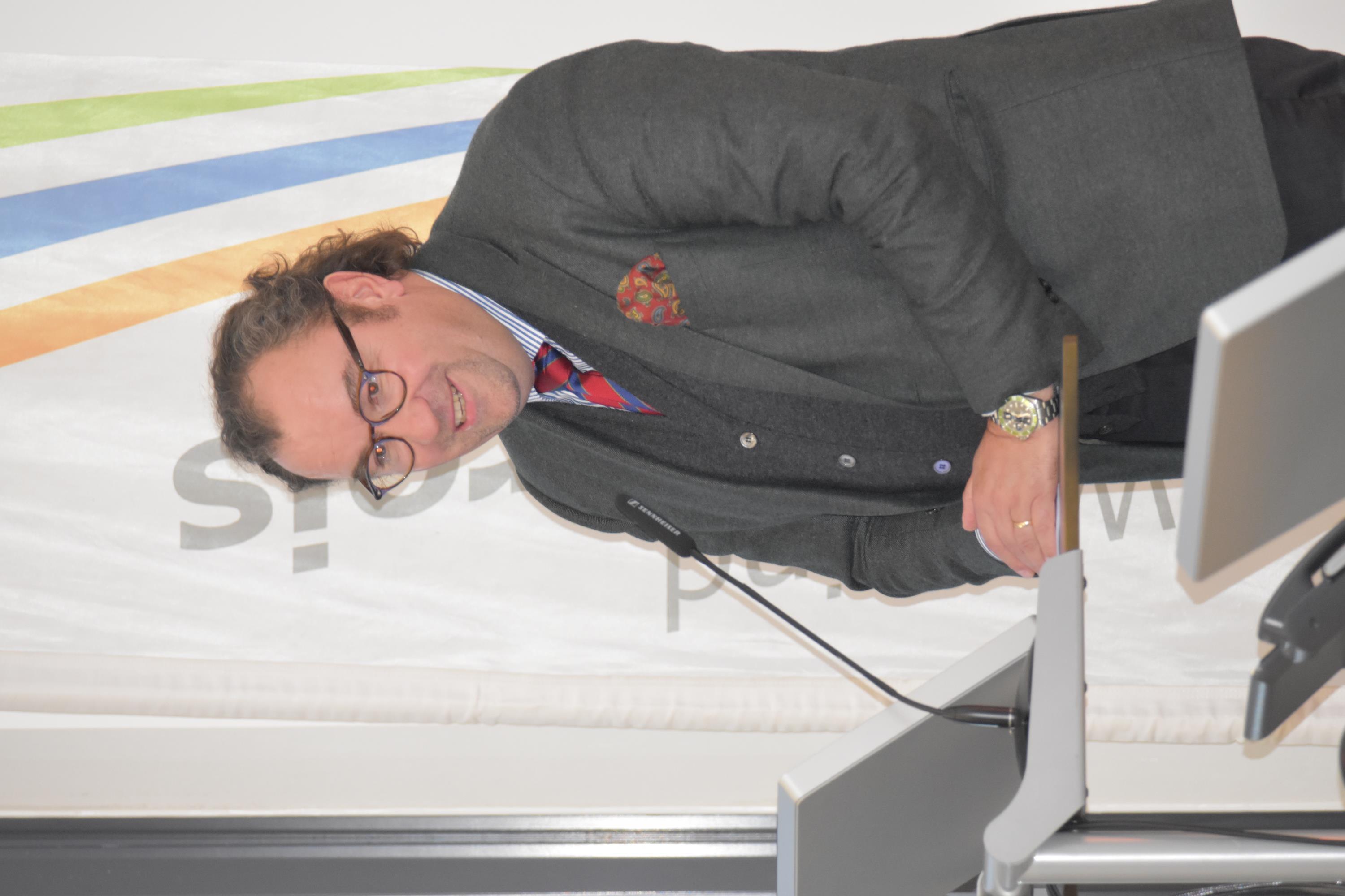 Dr. Bernhard Resch hält seine Laudatio