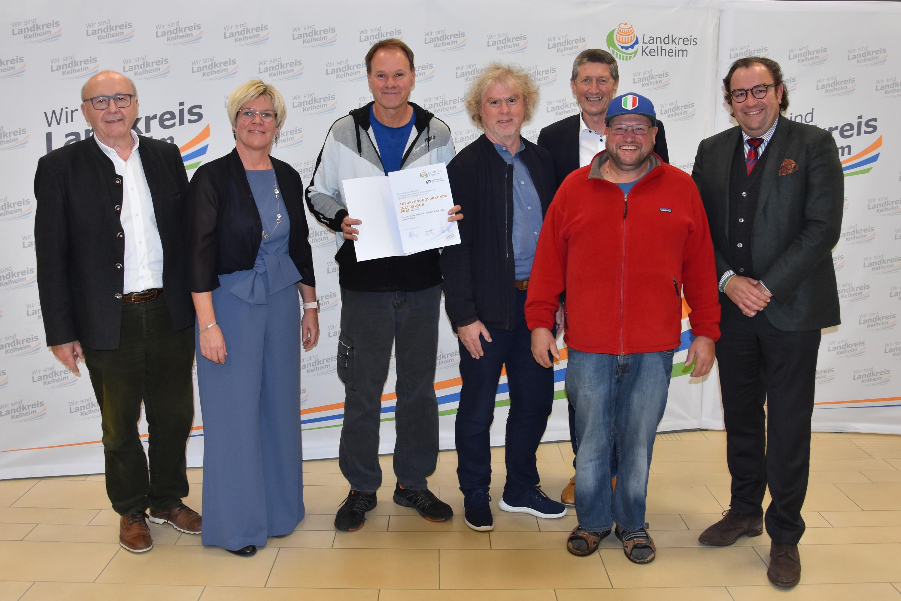 Gruppenfoto mit Anerkennungsurkunden