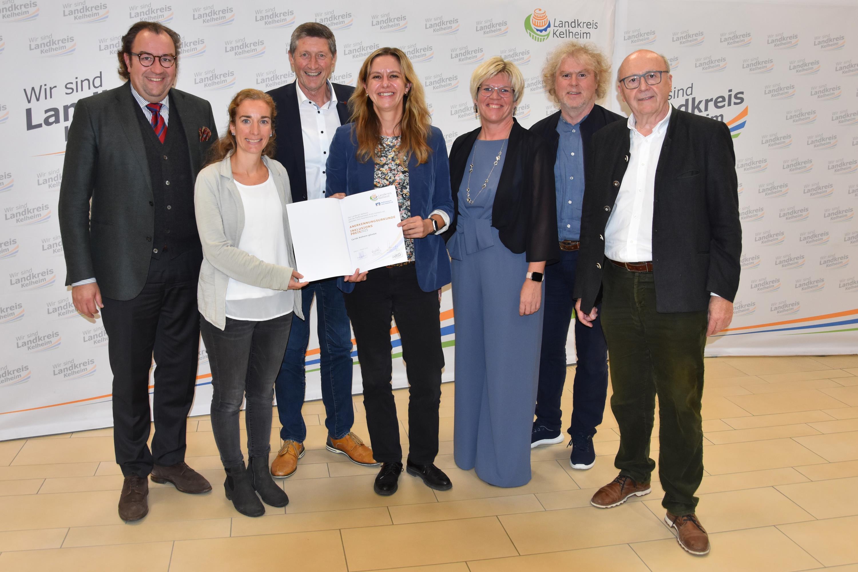 Gruppenfoto mit Anerkennungsurkunden